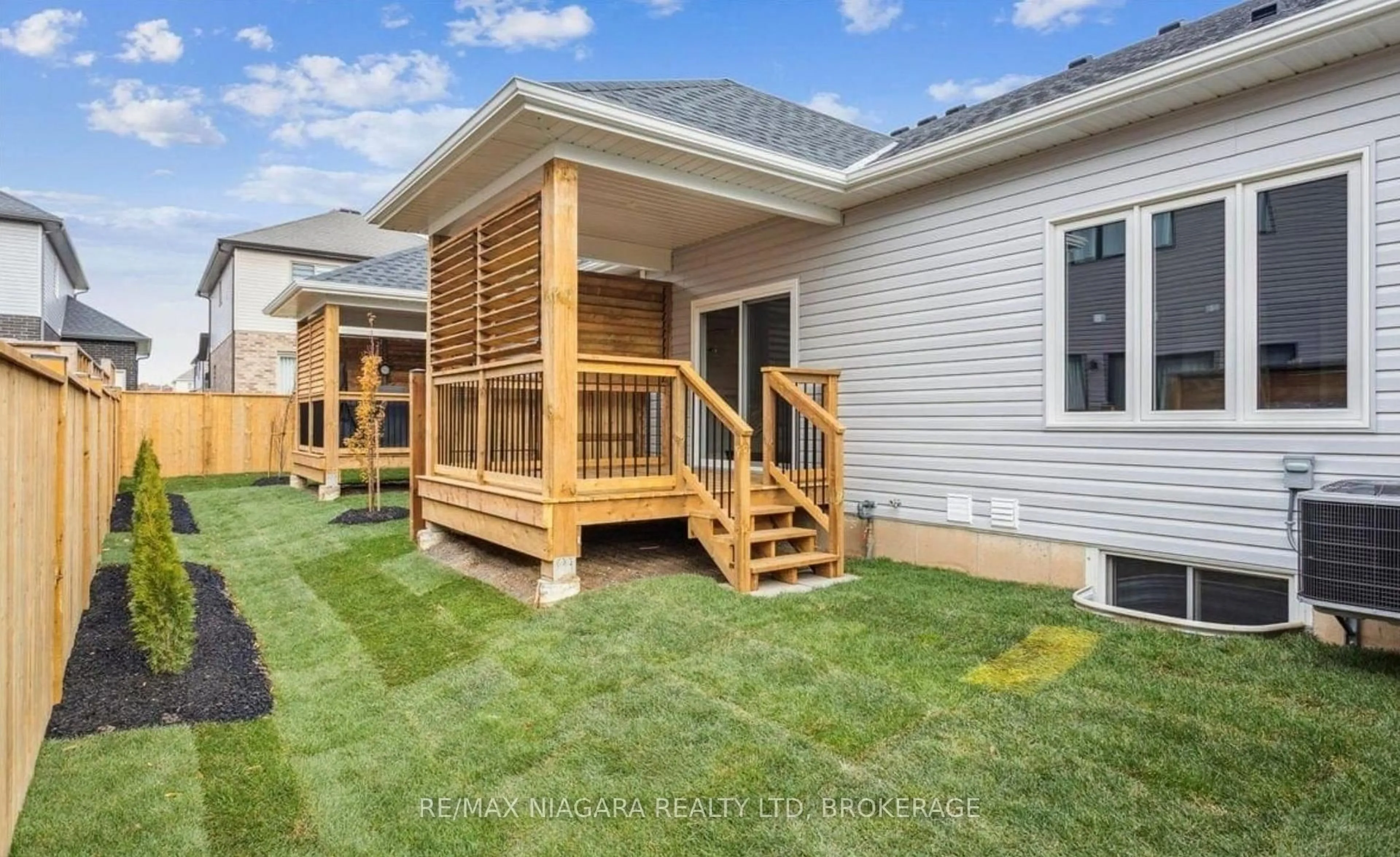 Home with vinyl exterior material, unknown for 9 WILEY Tr, Welland Ontario L3C 0K5