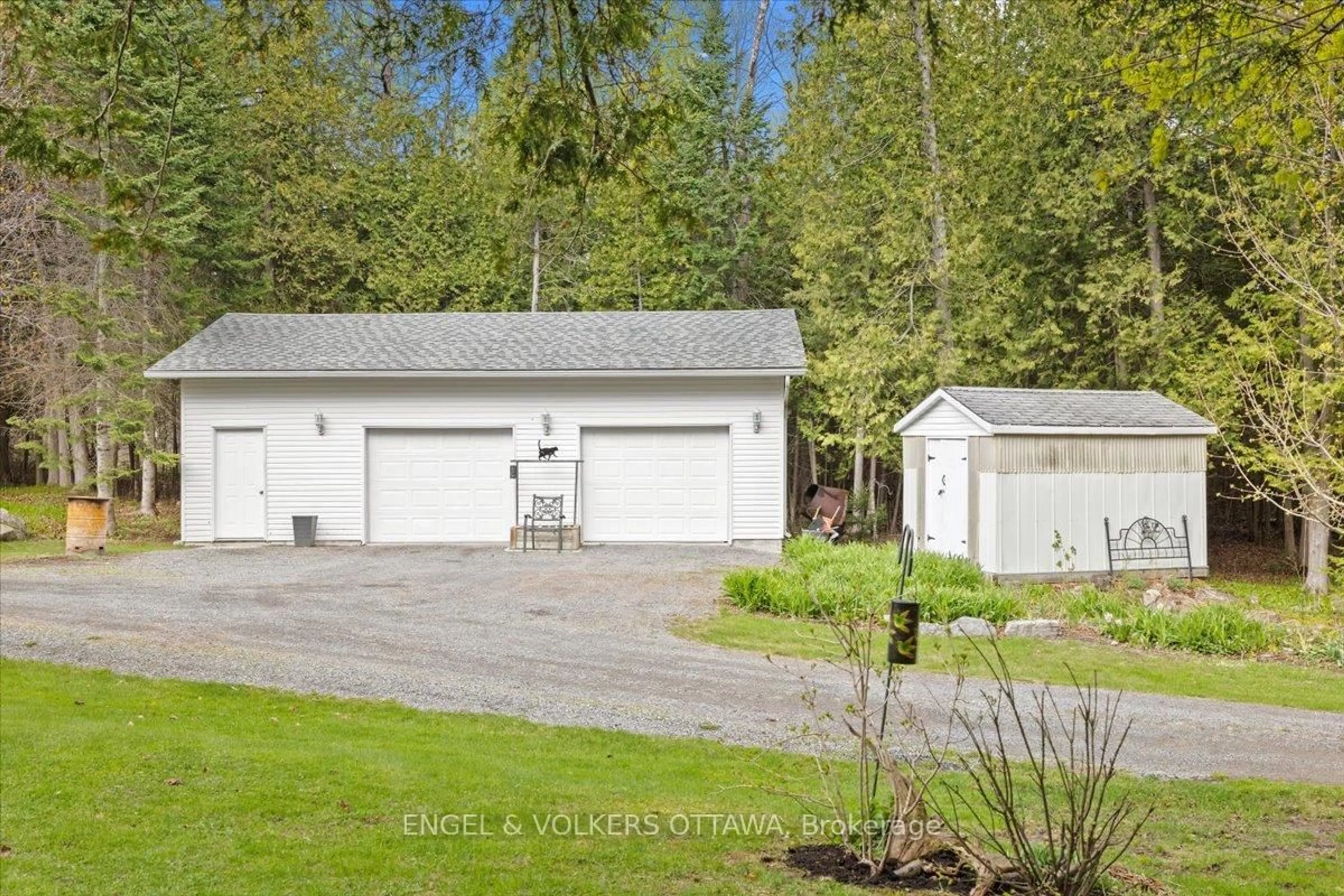 Indoor garage for 4841 Torbolton Rdge, Ottawa Ontario K0A 3M0