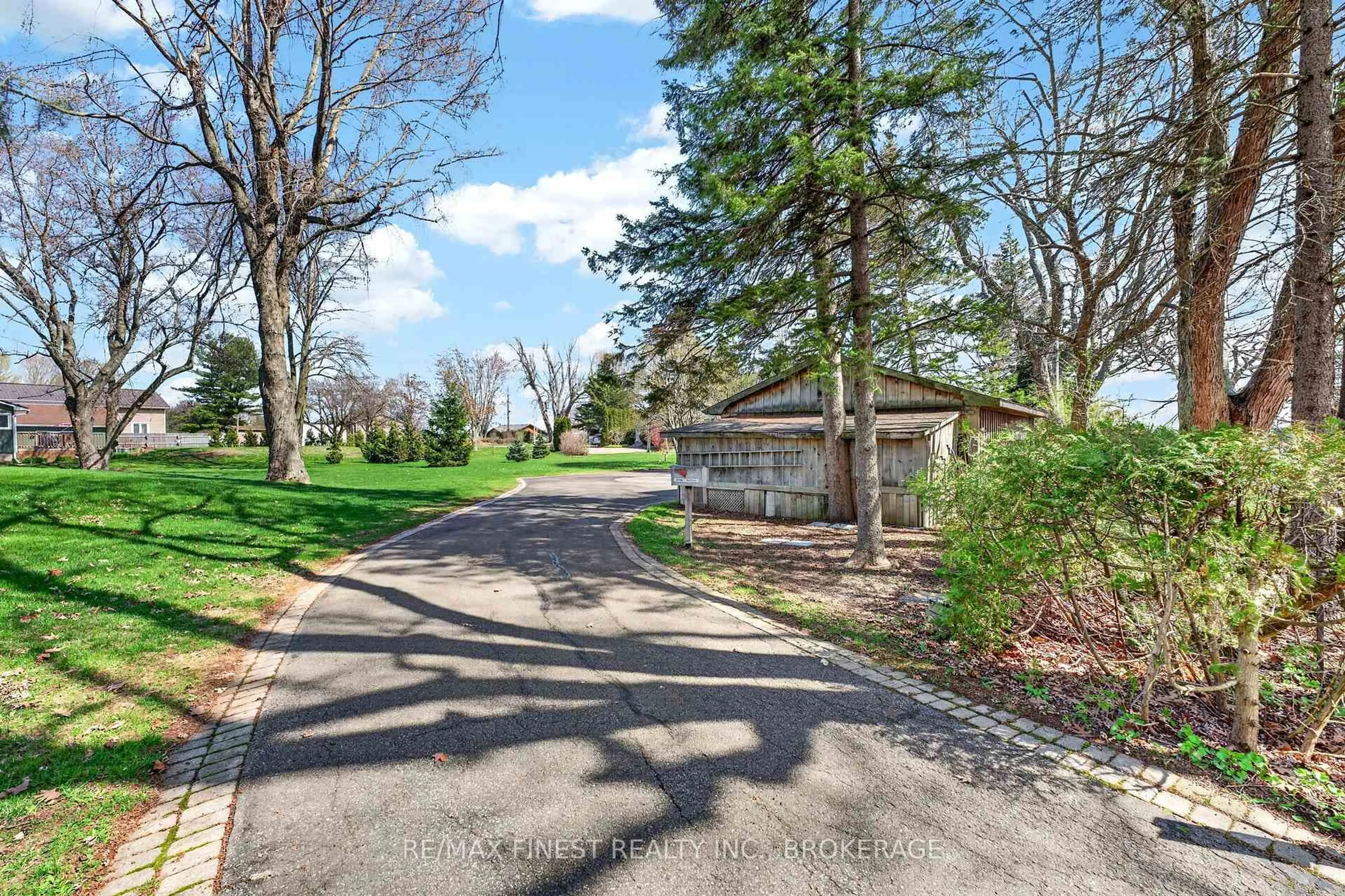 A pic from outside/outdoor area/front of a property/back of a property/a pic from drone, street for 119 Thousand Island Pkwy, Leeds and the Thousand Islands Ontario K6H 2V4