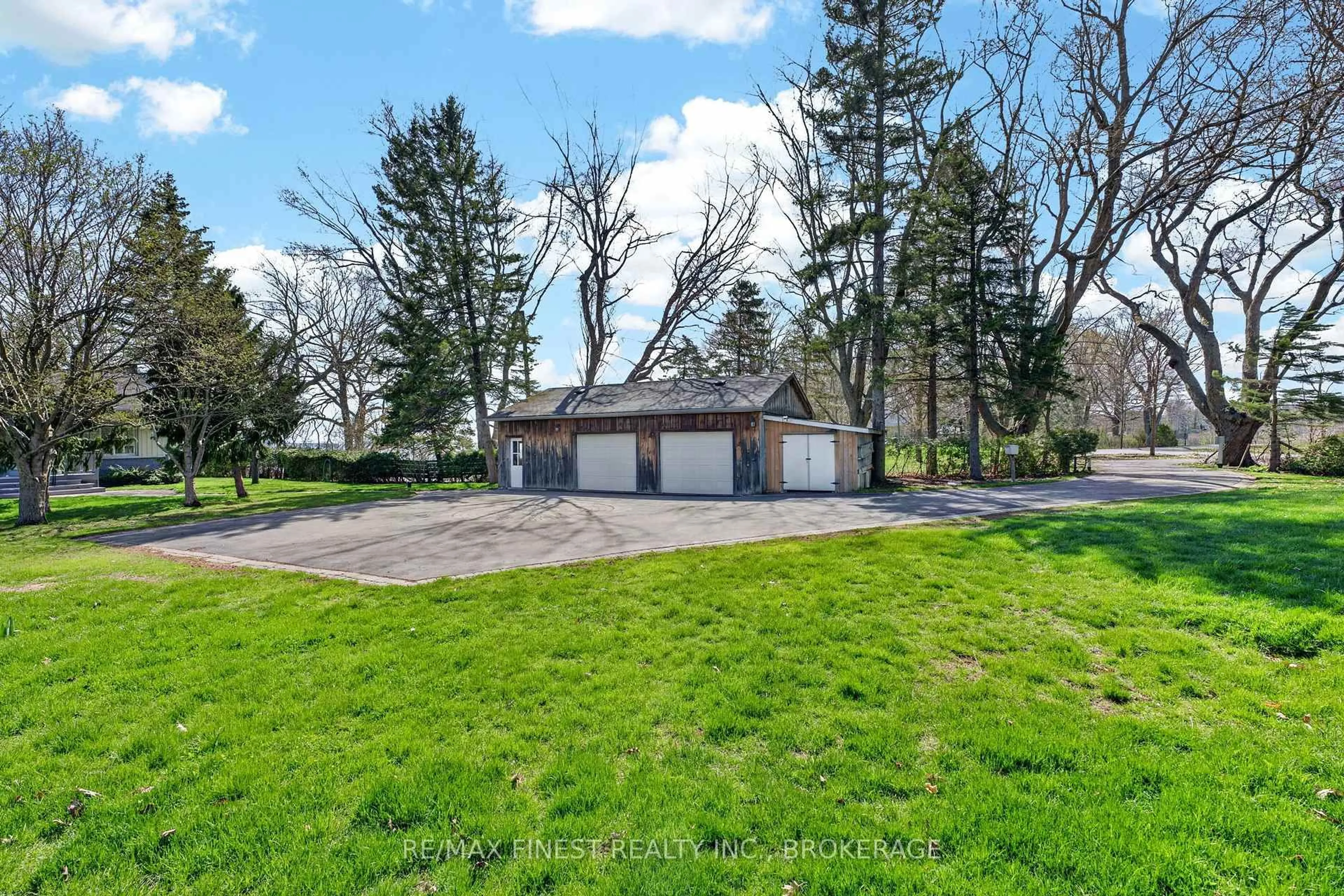 A pic from outside/outdoor area/front of a property/back of a property/a pic from drone, street for 119 Thousand Island Pkwy, Leeds and the Thousand Islands Ontario K6H 2V4