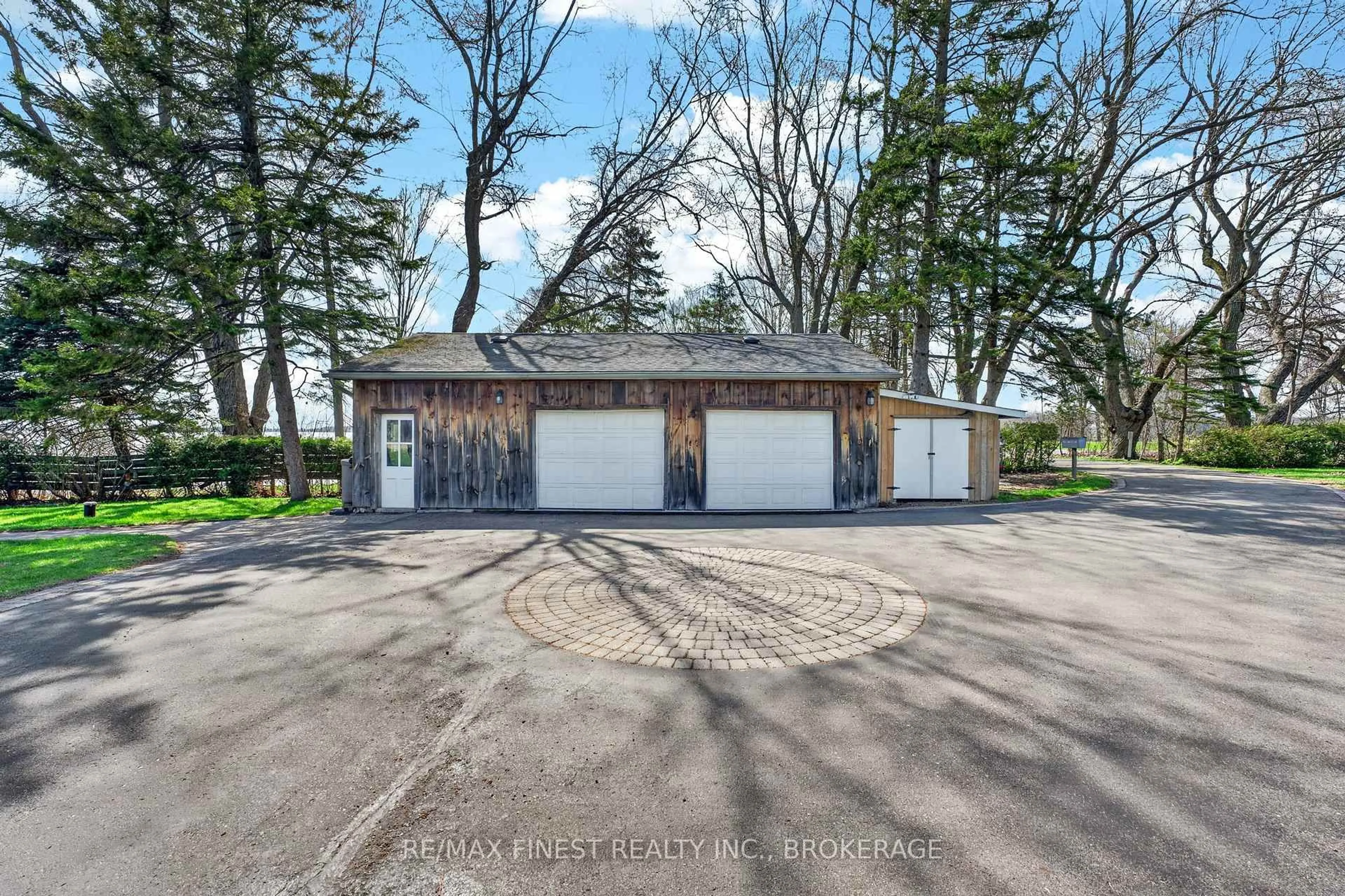 Indoor garage for 119 Thousand Island Pkwy, Leeds and the Thousand Islands Ontario K6H 2V4