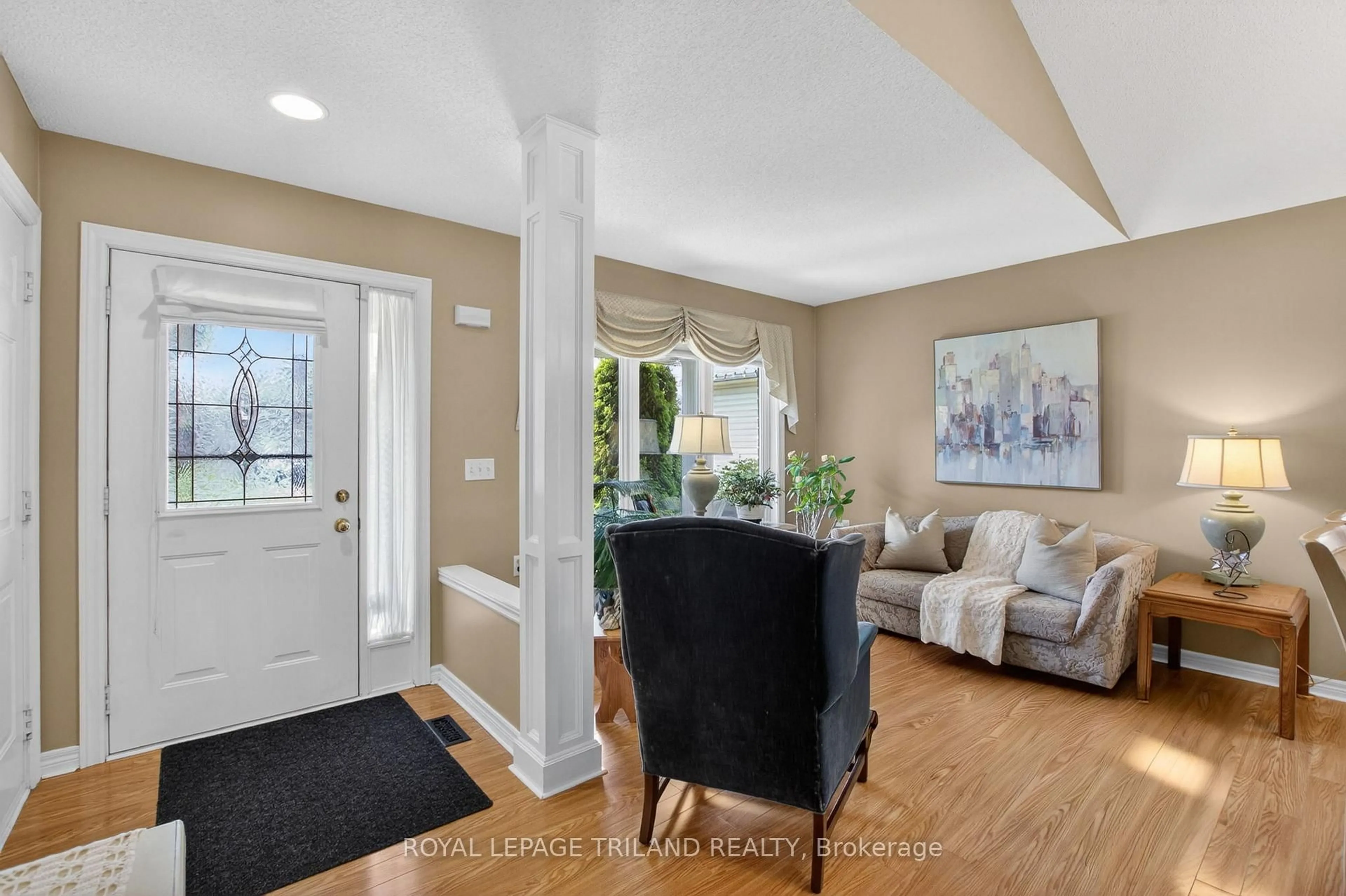 Indoor entryway for 1719 Devos Dr, London North Ontario N5X 4H8