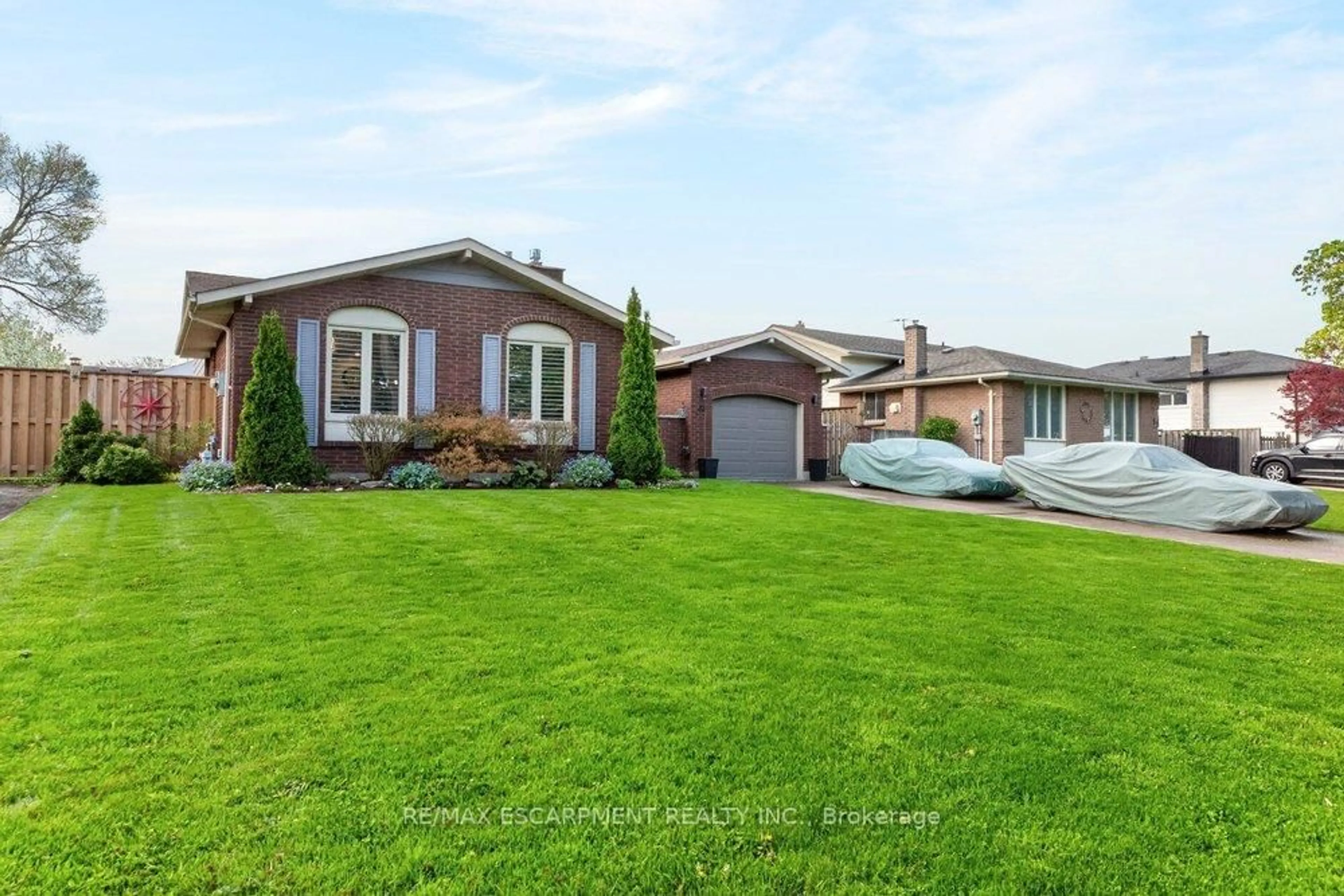 Home with brick exterior material, street for 33 Via Dell Monte St, St. Catharines Ontario L2T 3X9
