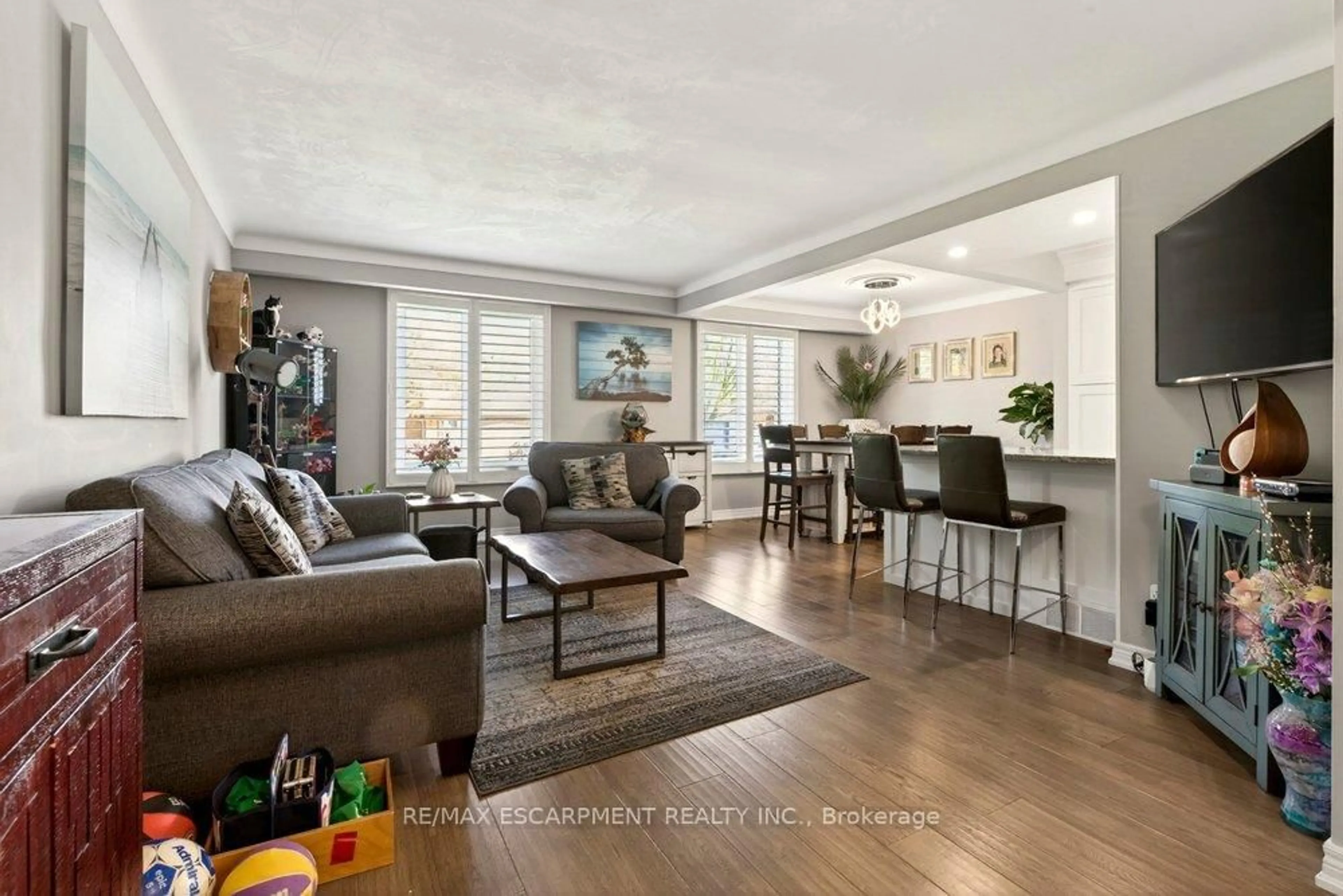 Living room with furniture, unknown for 33 Via Dell Monte St, St. Catharines Ontario L2T 3X9