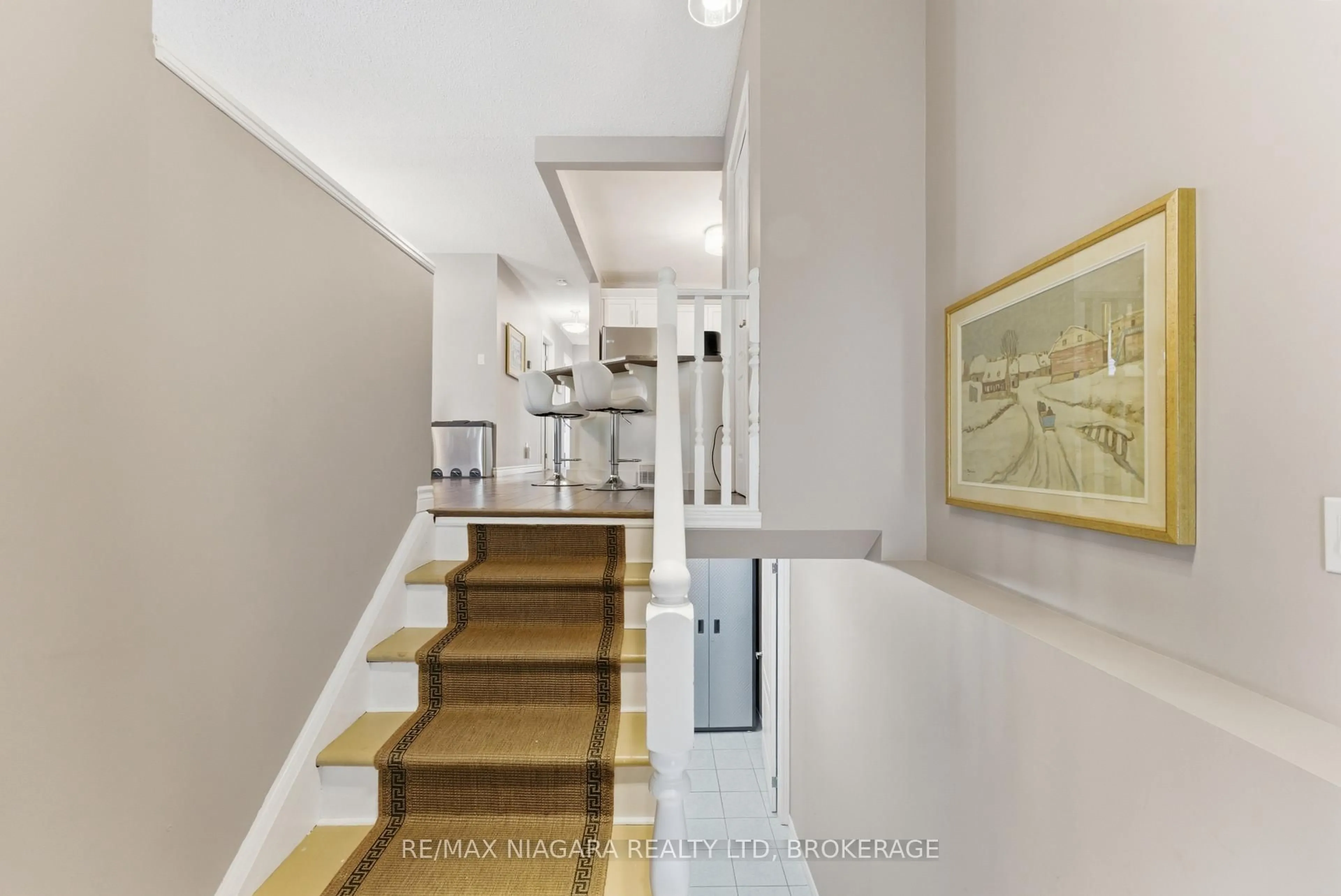 Indoor foyer for 31 MILDRED Ave, St. Catharines Ontario L2R 6J2