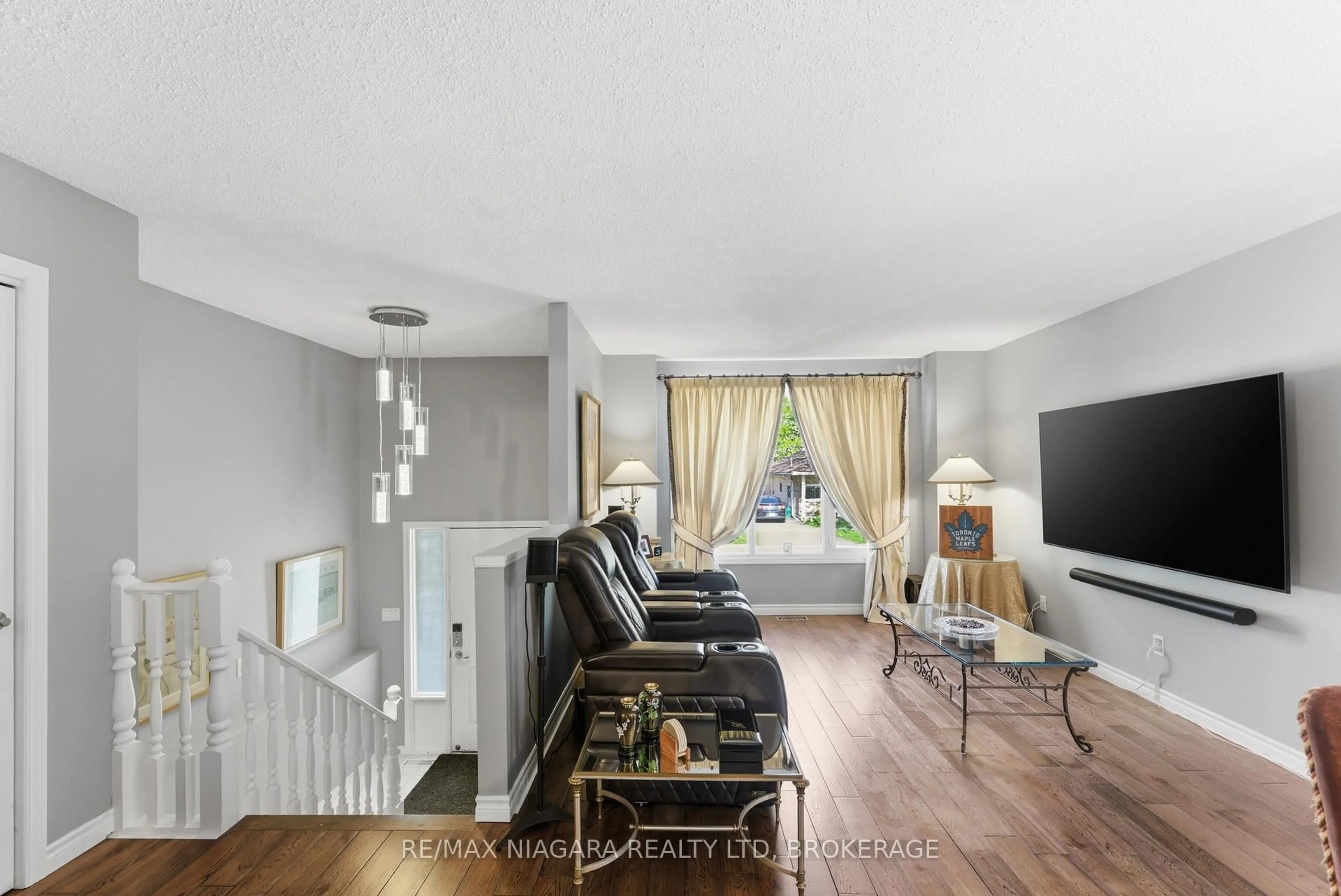 Living room with furniture, unknown for 31 MILDRED Ave, St. Catharines Ontario L2R 6J2