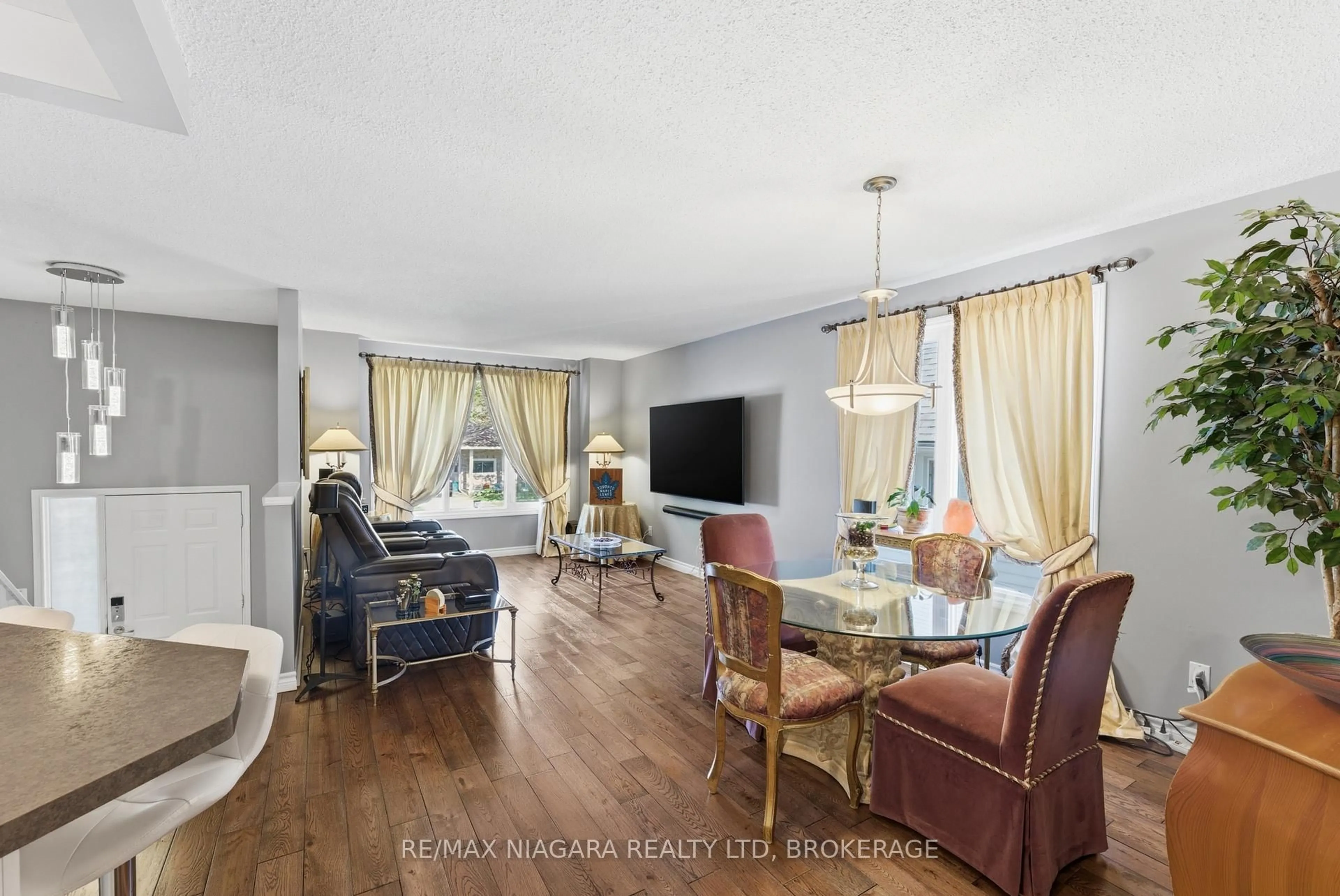 Living room with furniture, unknown for 31 MILDRED Ave, St. Catharines Ontario L2R 6J2