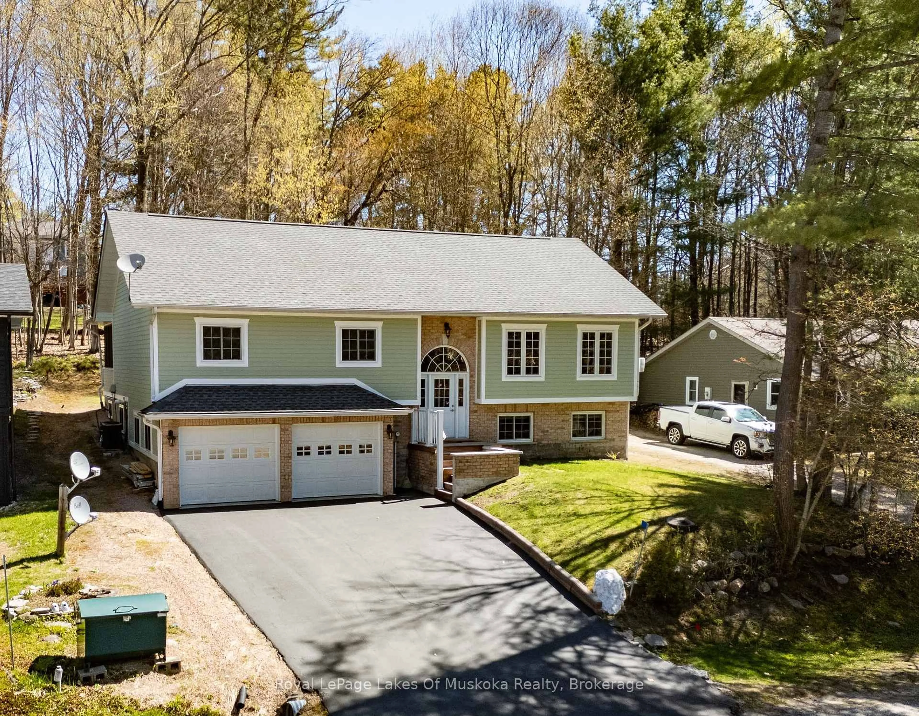 A pic from outside/outdoor area/front of a property/back of a property/a pic from drone, street for 22 Duke St, Muskoka Lakes Ontario P0B 1J0