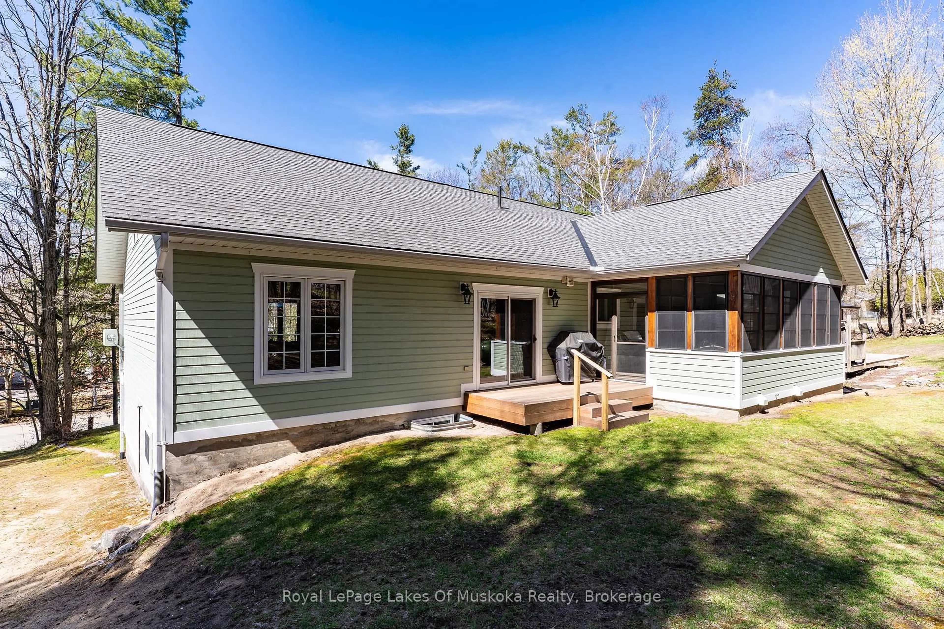 Home with vinyl exterior material, water/lake/river/ocean view for 22 Duke St, Muskoka Lakes Ontario P0B 1J0