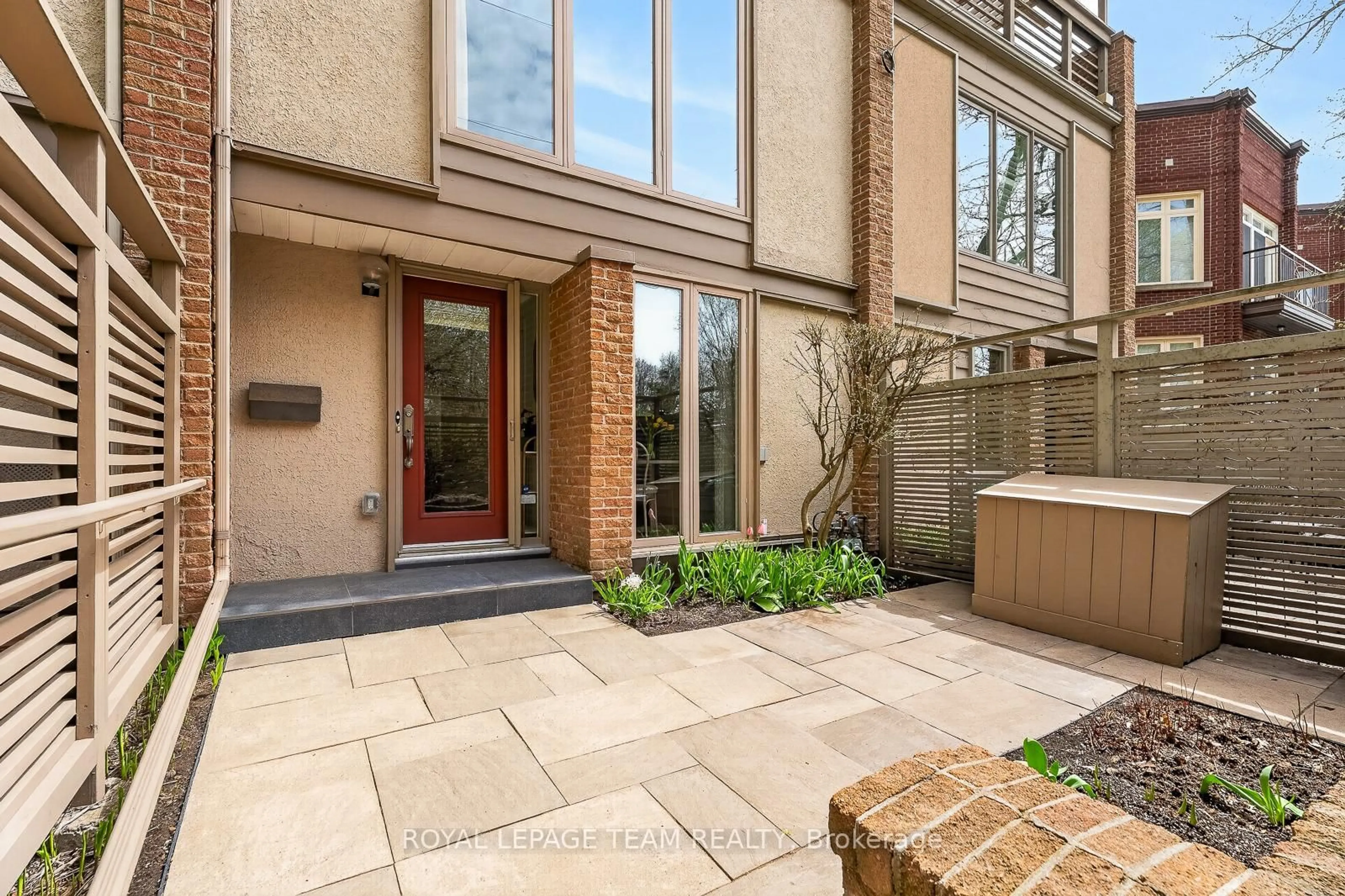 Indoor entryway for 164 Dufferin Rd, Ottawa Ontario K1M 2A6