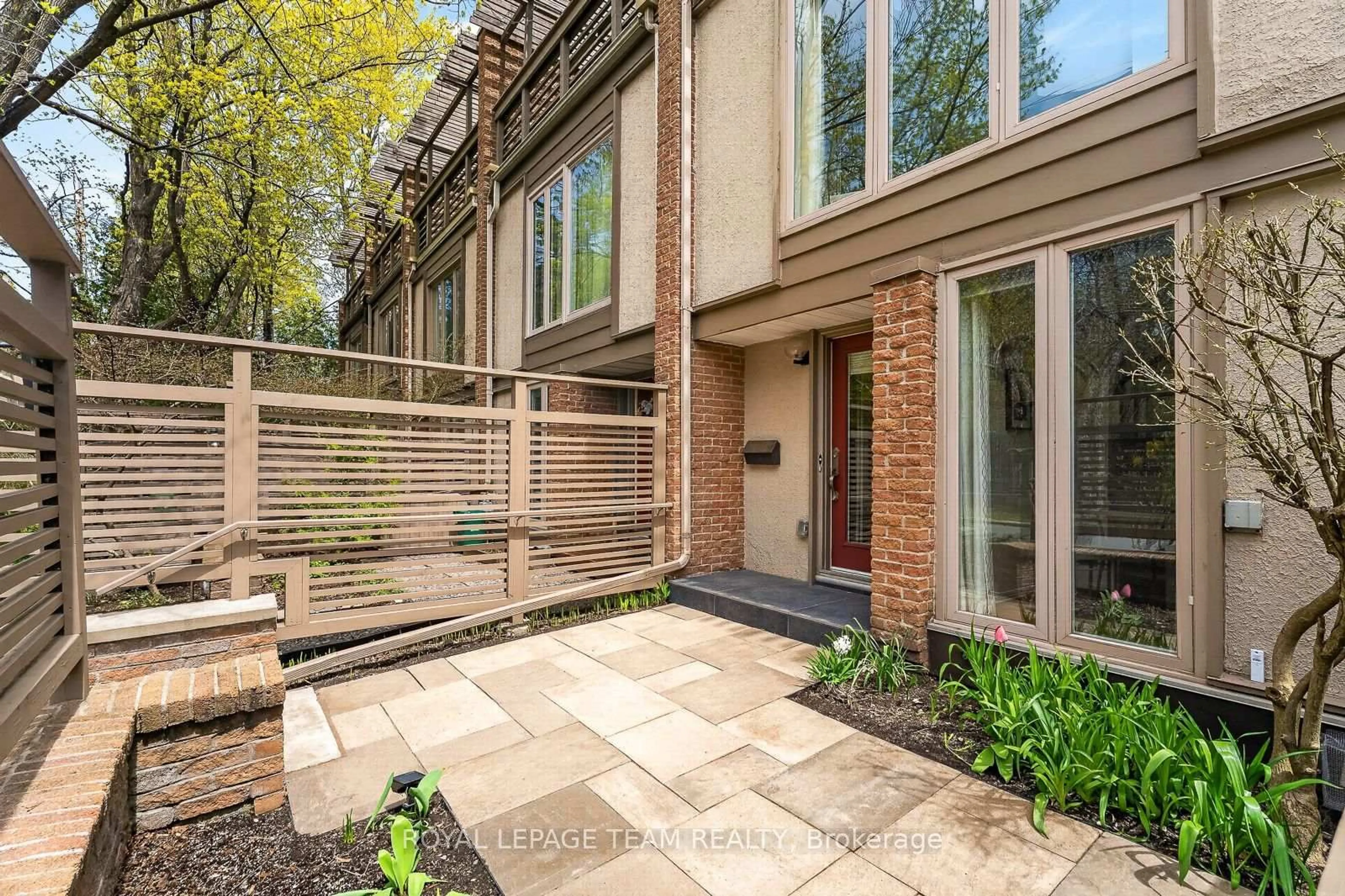 Home with brick exterior material, street for 164 Dufferin Rd, Ottawa Ontario K1M 2A6