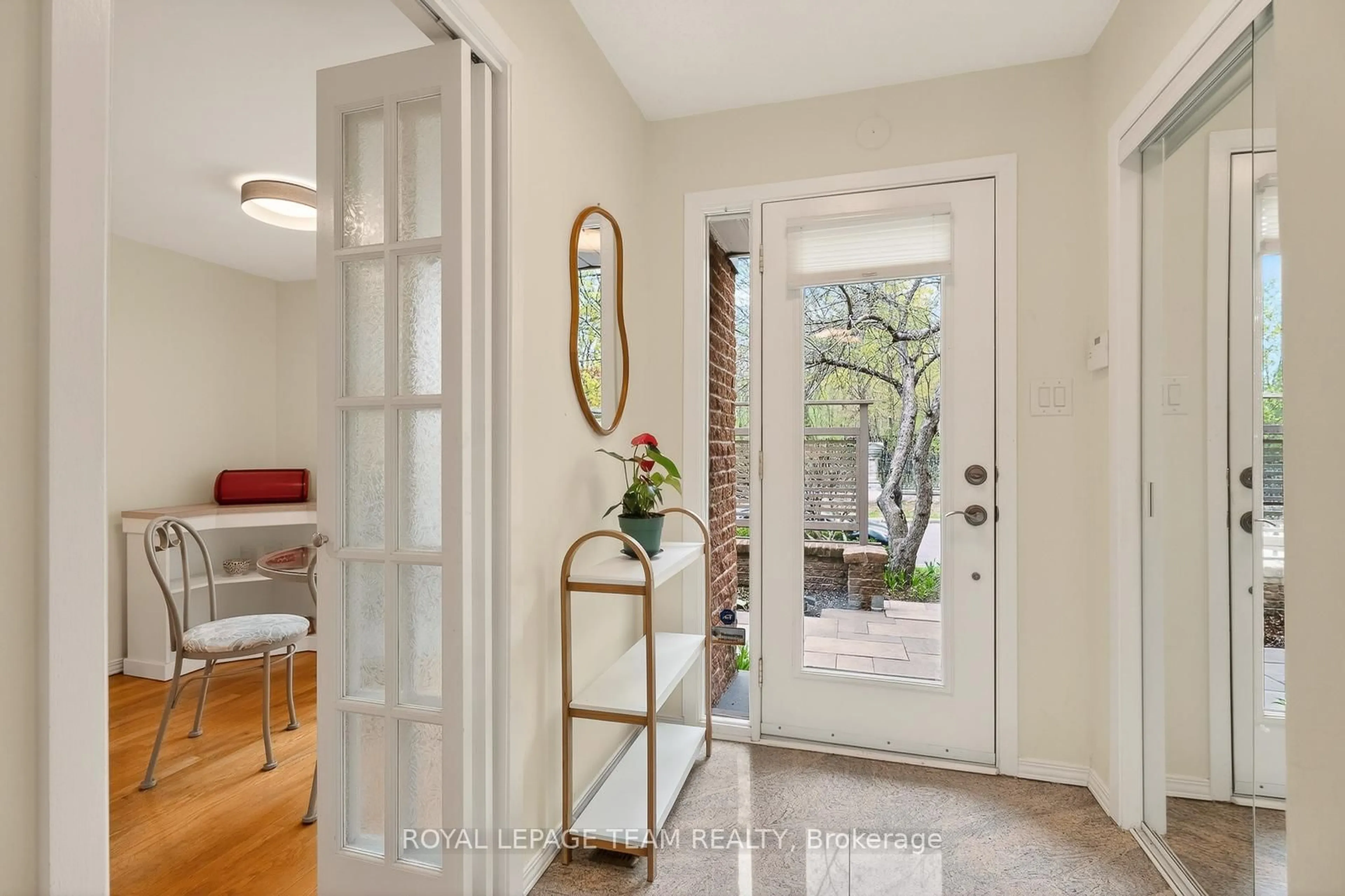 Indoor entryway for 164 Dufferin Rd, Ottawa Ontario K1M 2A6