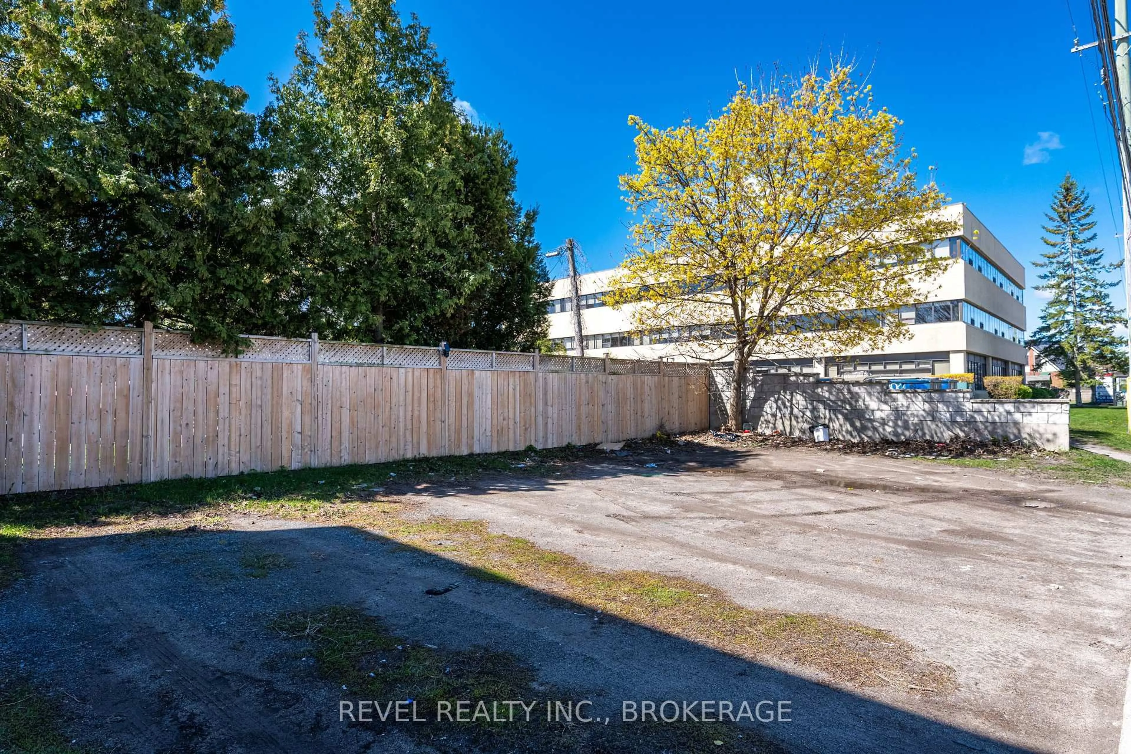 A pic from outside/outdoor area/front of a property/back of a property/a pic from drone, street for 546 Macdonnell St, Kingston Ontario K7K 4W7