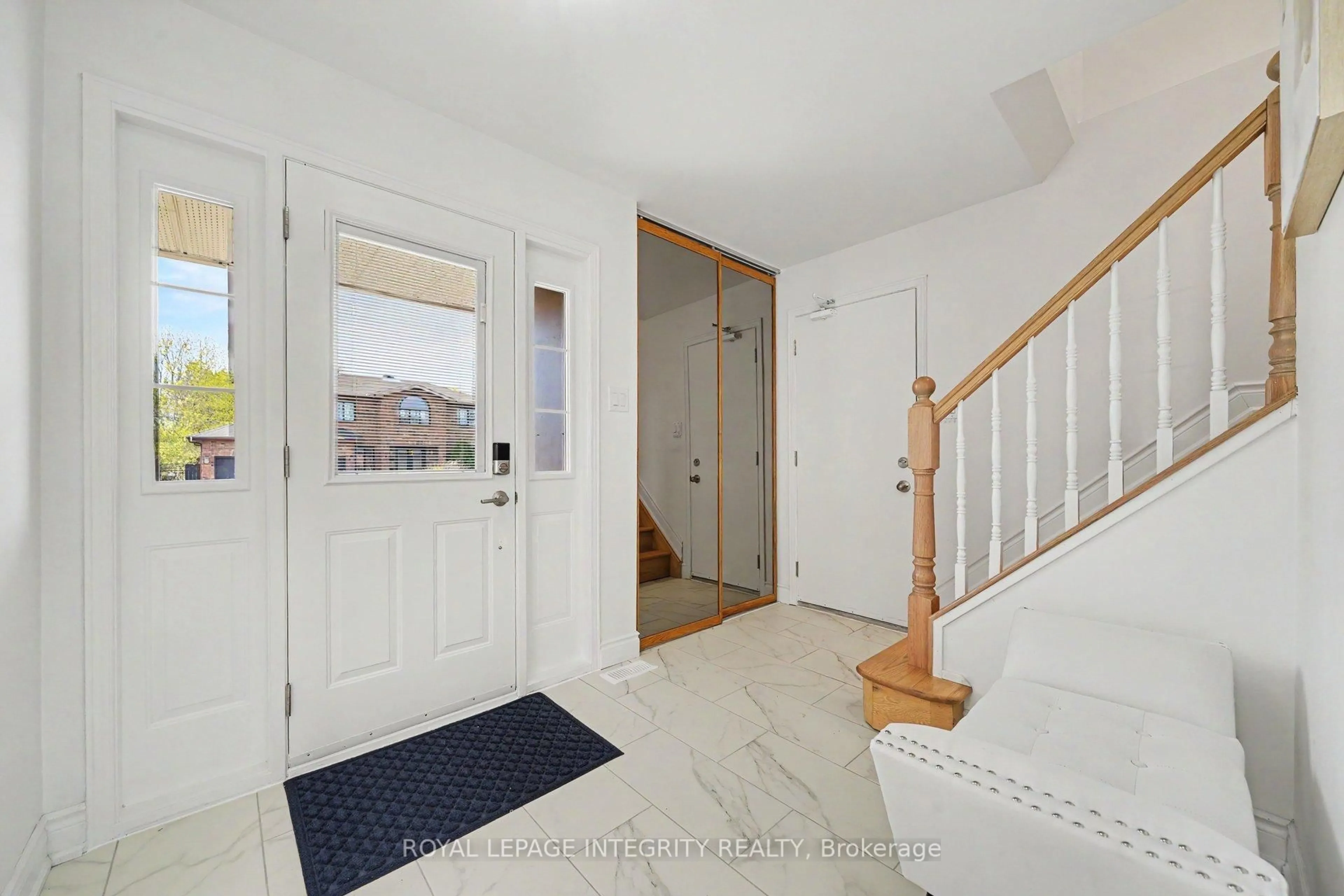 Indoor entryway for 1 Elderwood Tr, Ottawa Ontario K2S 1C9