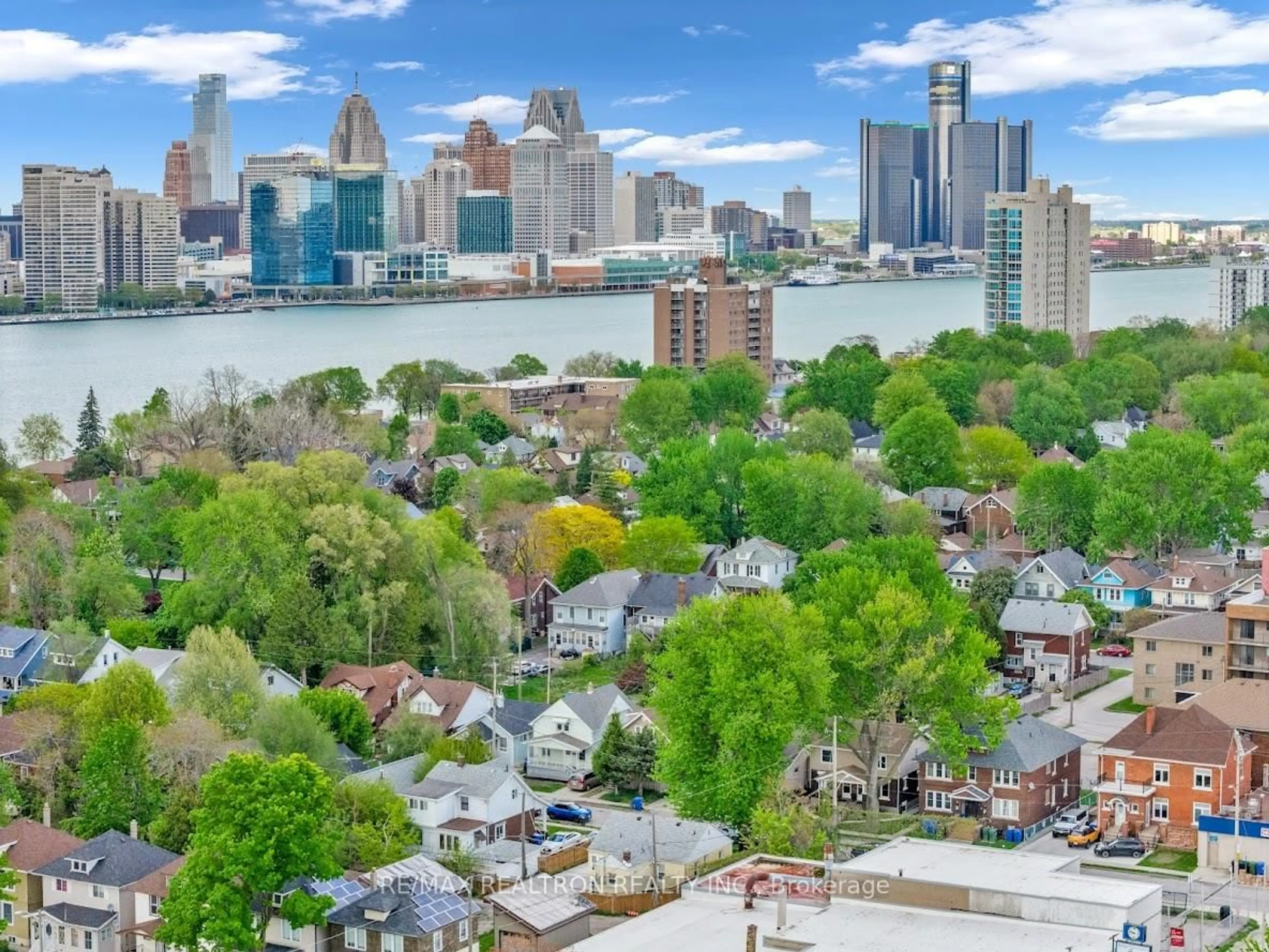 A pic from outside/outdoor area/front of a property/back of a property/a pic from drone, city buildings view from balcony for 269 Josephine Ave, Windsor Ontario N9B 2K7
