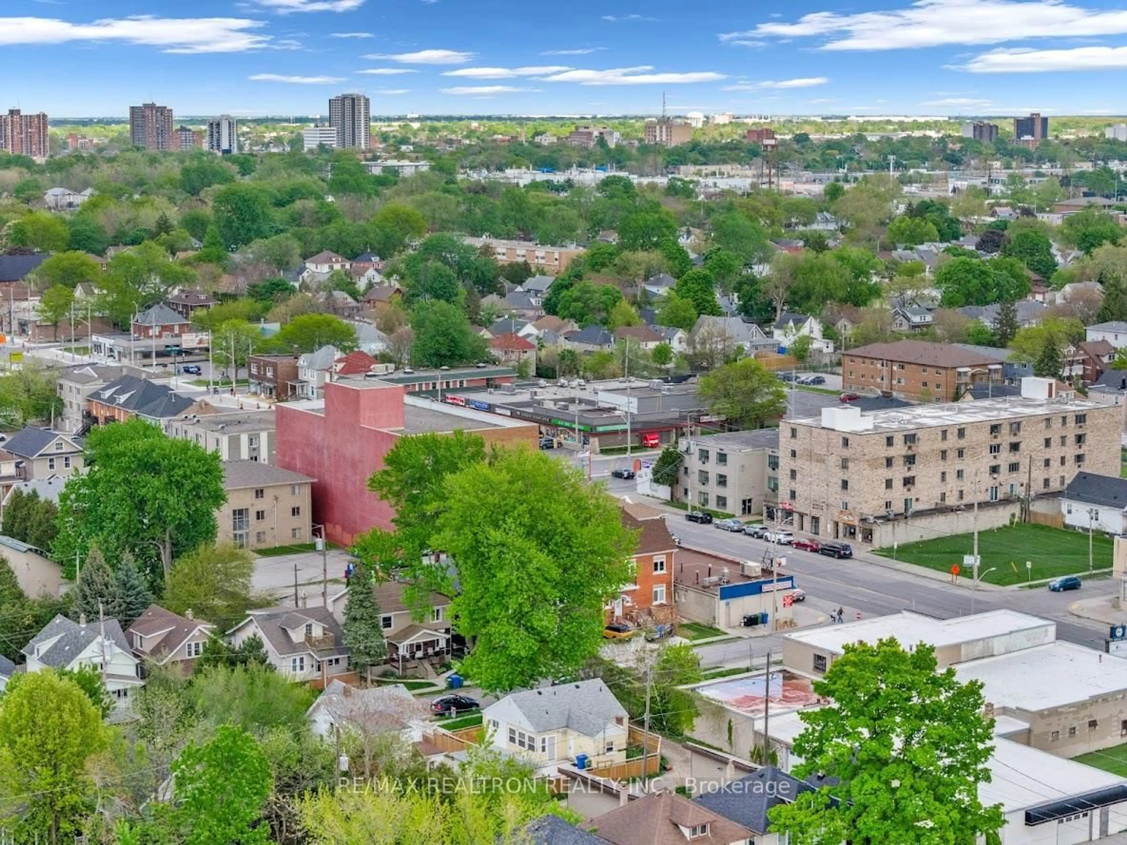 A pic from outside/outdoor area/front of a property/back of a property/a pic from drone, city buildings view from balcony for 269 Josephine Ave, Windsor Ontario N9B 2K7