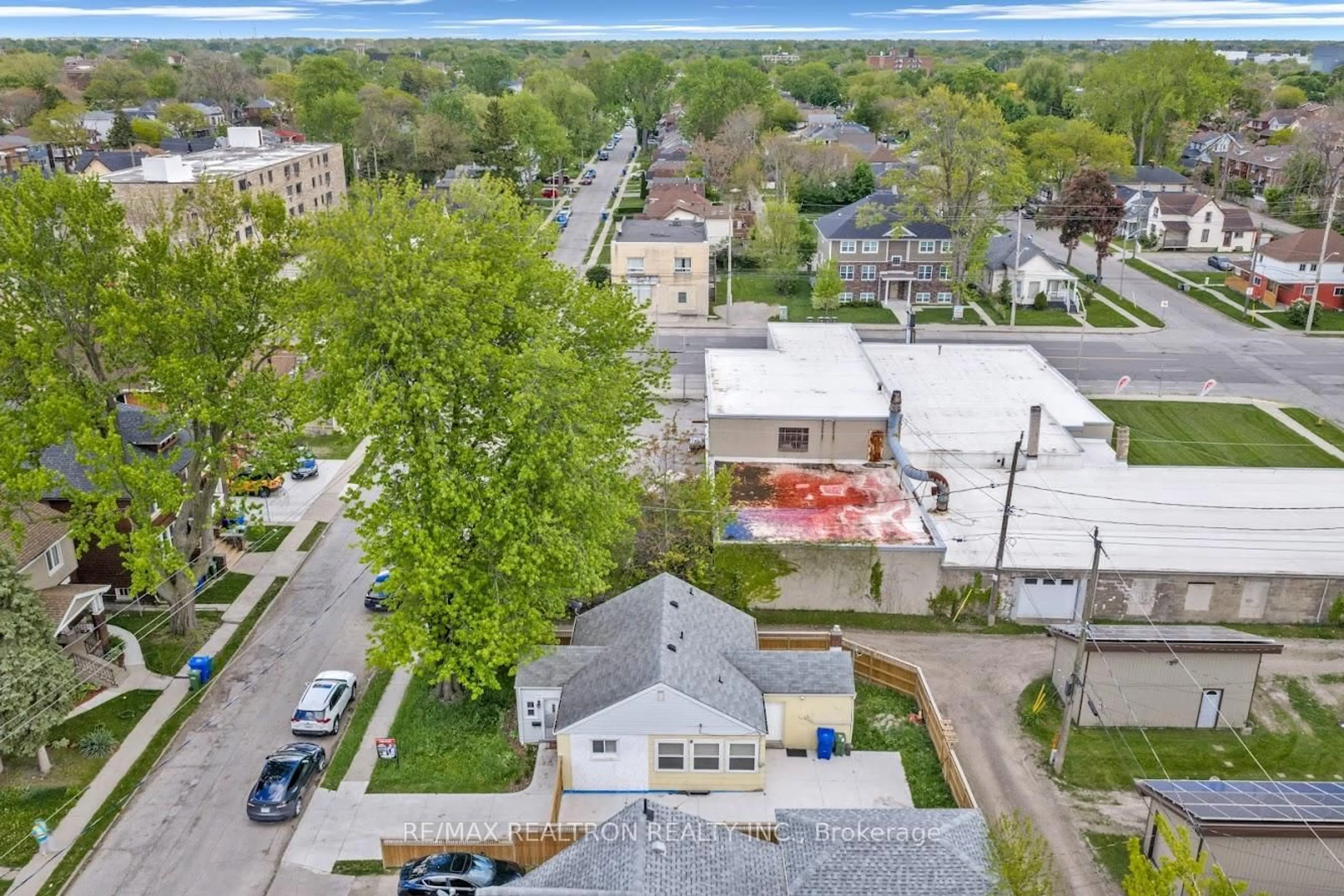 A pic from outside/outdoor area/front of a property/back of a property/a pic from drone, city buildings view from balcony for 269 Josephine Ave, Windsor Ontario N9B 2K7
