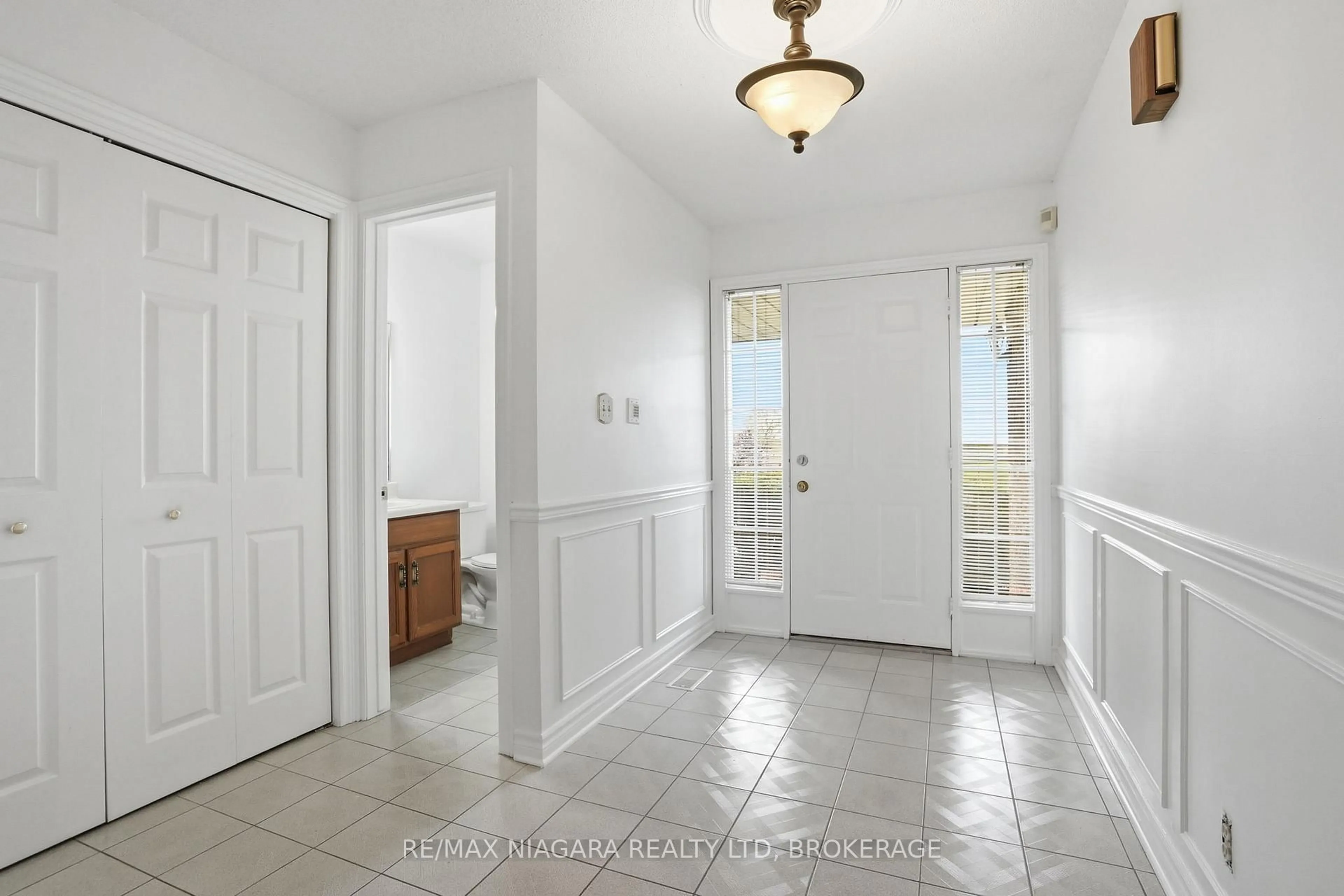 Indoor entryway for 2720 Mewburn Rd #25, Niagara Falls Ontario L2J 4J5