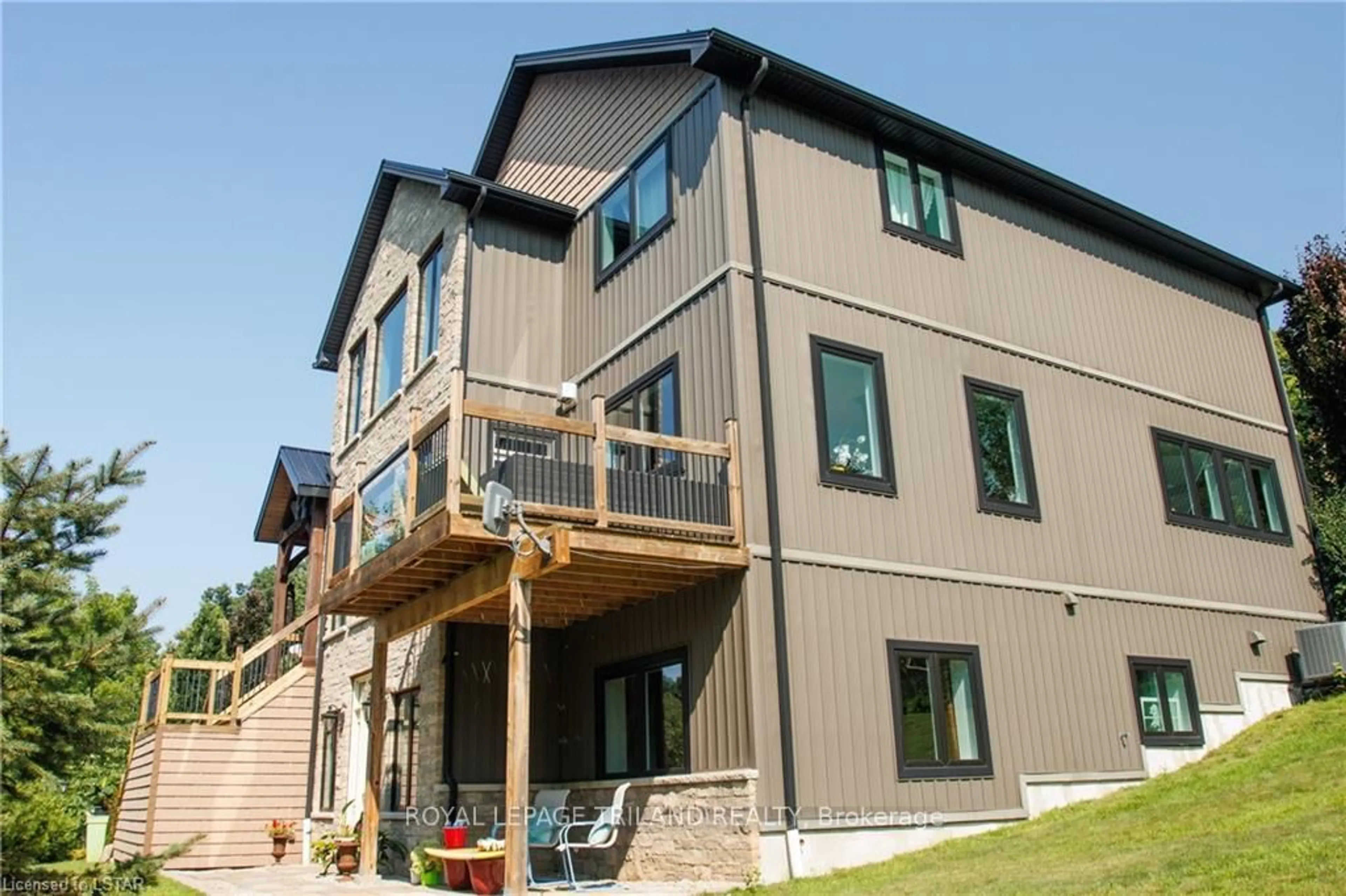 Home with vinyl exterior material, building for 4118 THOMAS Rd, Central Elgin Ontario N5L 1J2