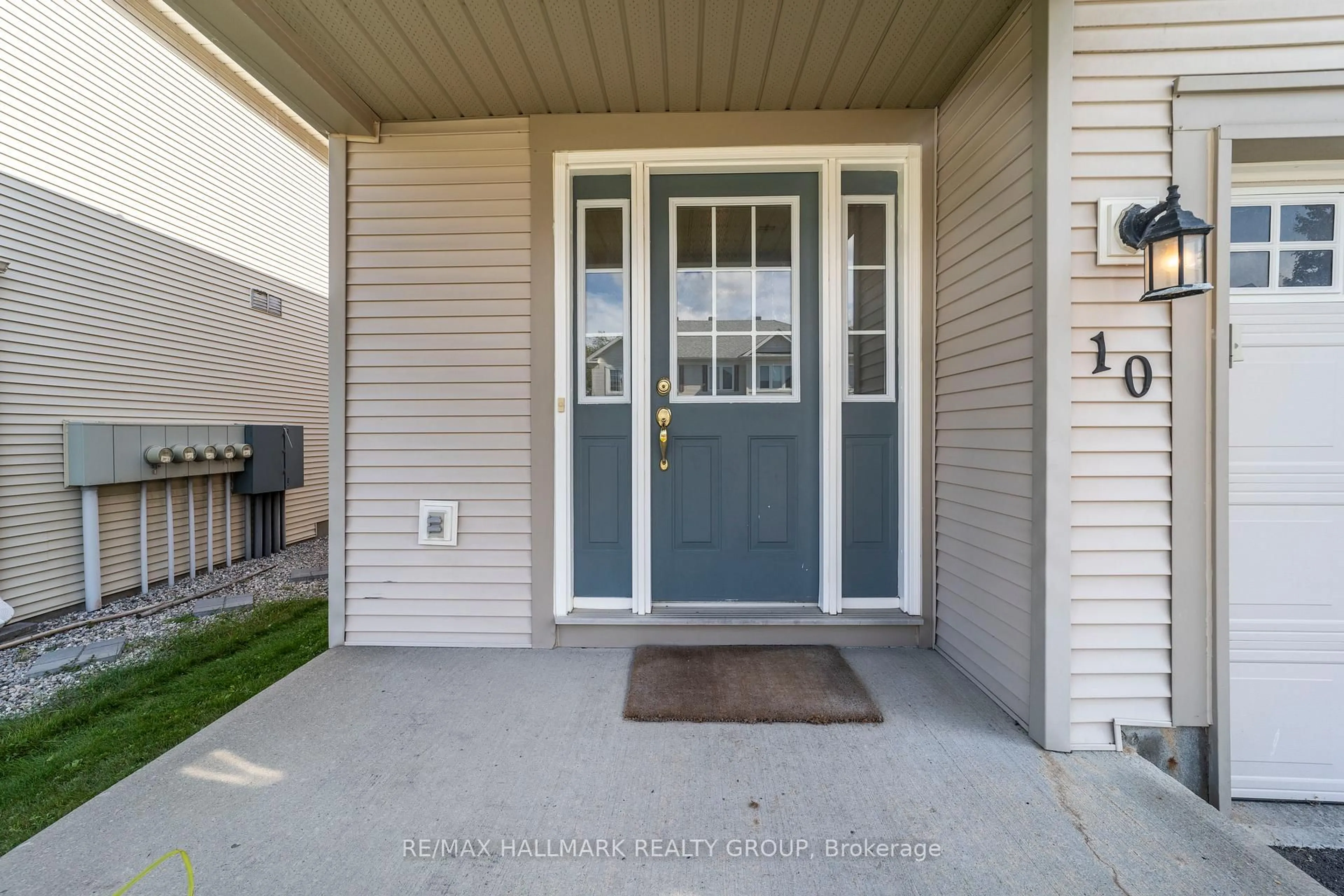 Indoor entryway for 10 Fieldberry Private, Ottawa Ontario K2J 5E7