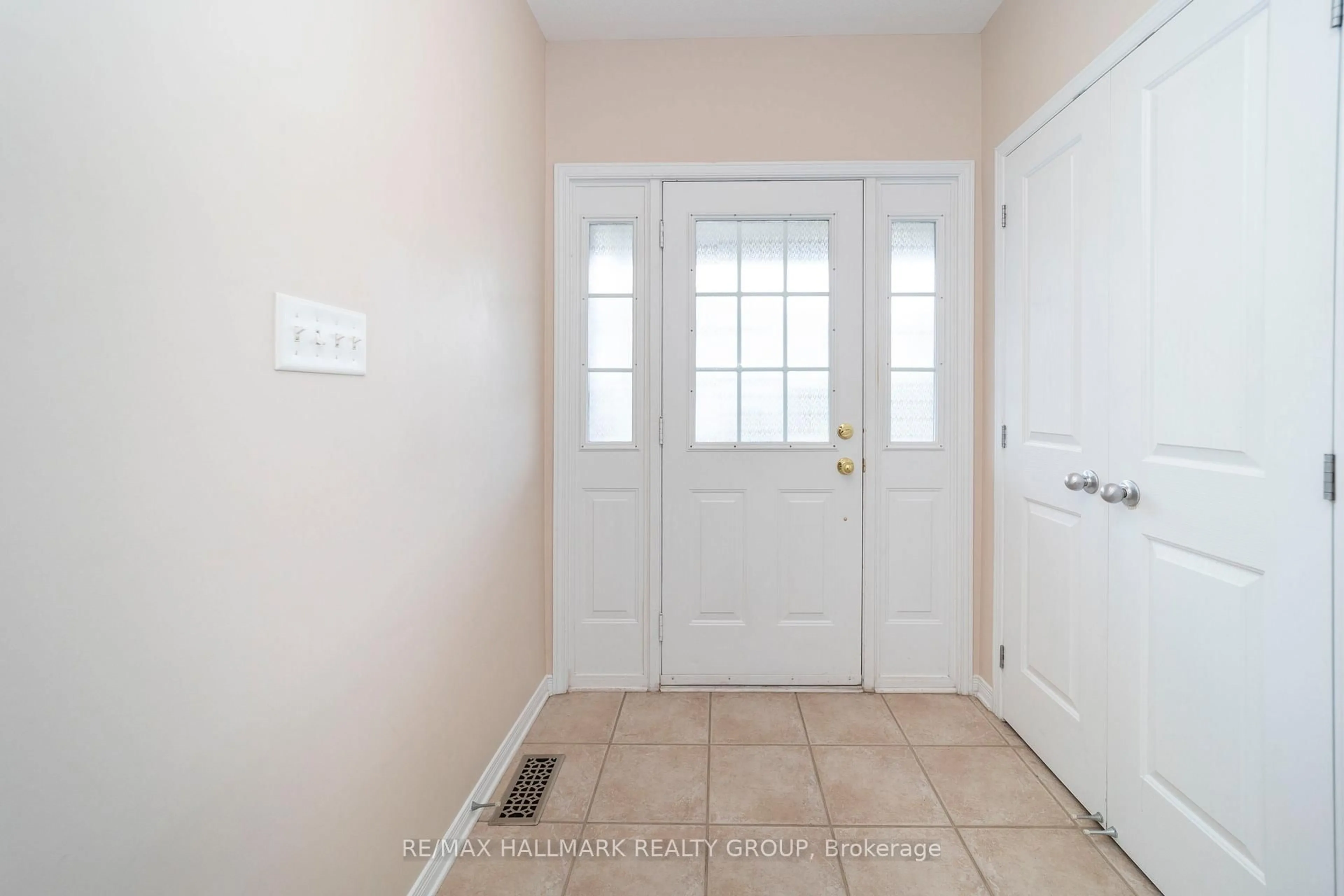 Indoor entryway for 10 Fieldberry Private, Ottawa Ontario K2J 5E7