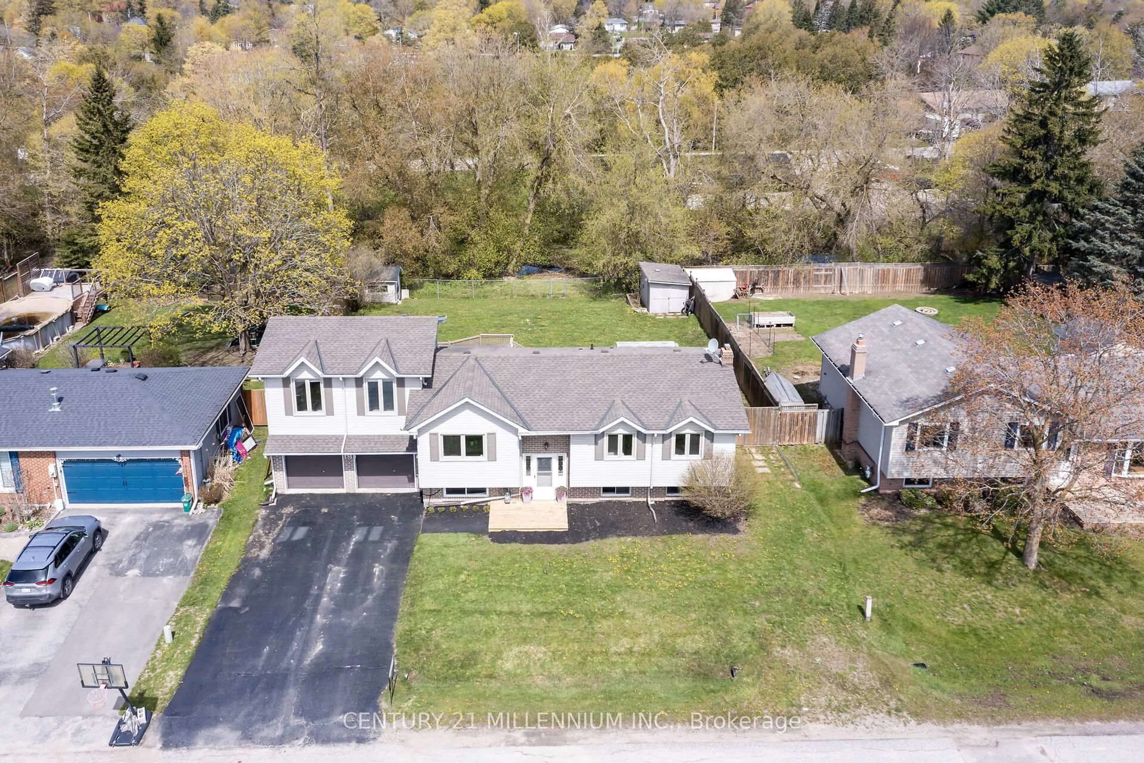 A pic from outside/outdoor area/front of a property/back of a property/a pic from drone, street for 83 Douglas Cres, Erin Ontario N0B 1Z0