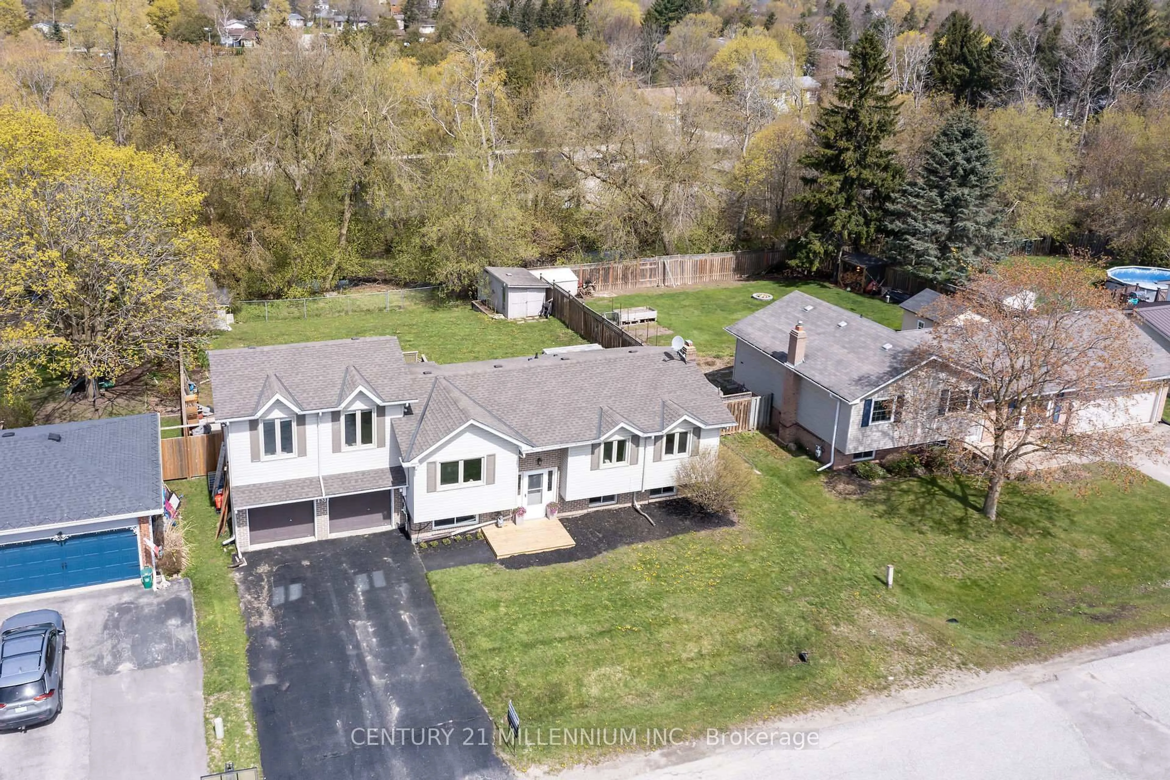 A pic from outside/outdoor area/front of a property/back of a property/a pic from drone, street for 83 Douglas Cres, Erin Ontario N0B 1Z0
