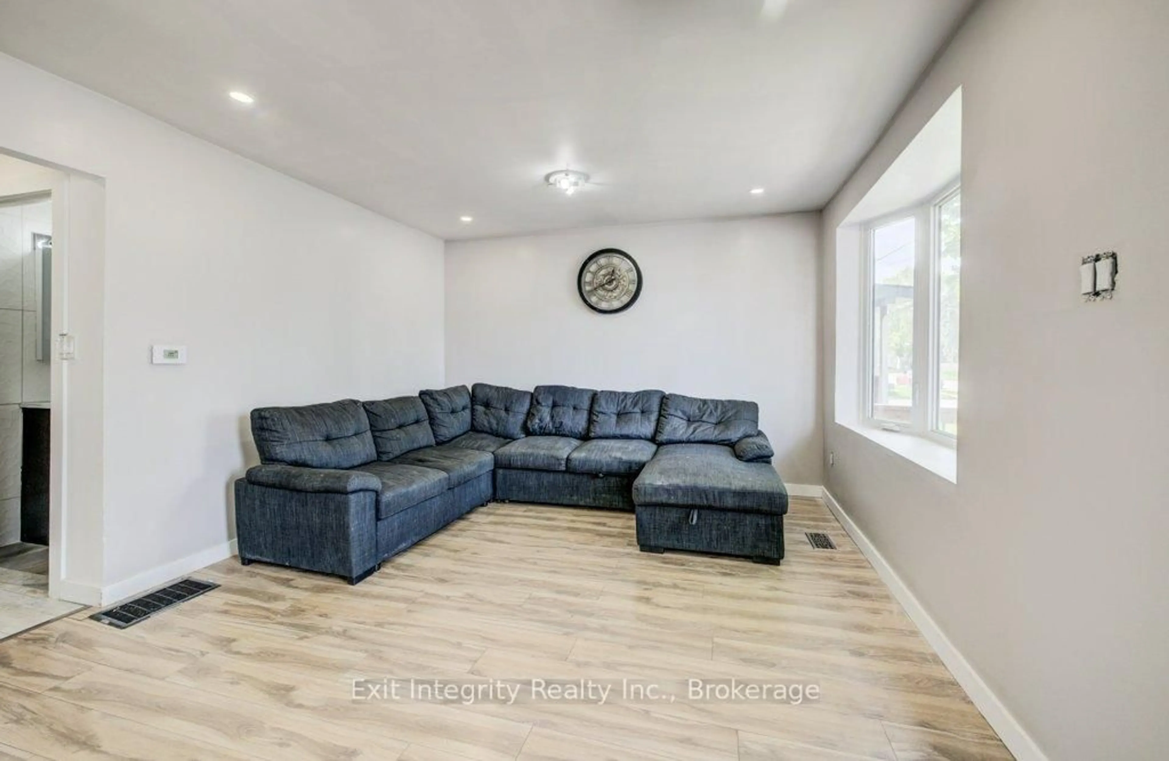 Living room with furniture, wood/laminate floor for 54 Seventh Ave, Brantford Ontario N3S 1B4