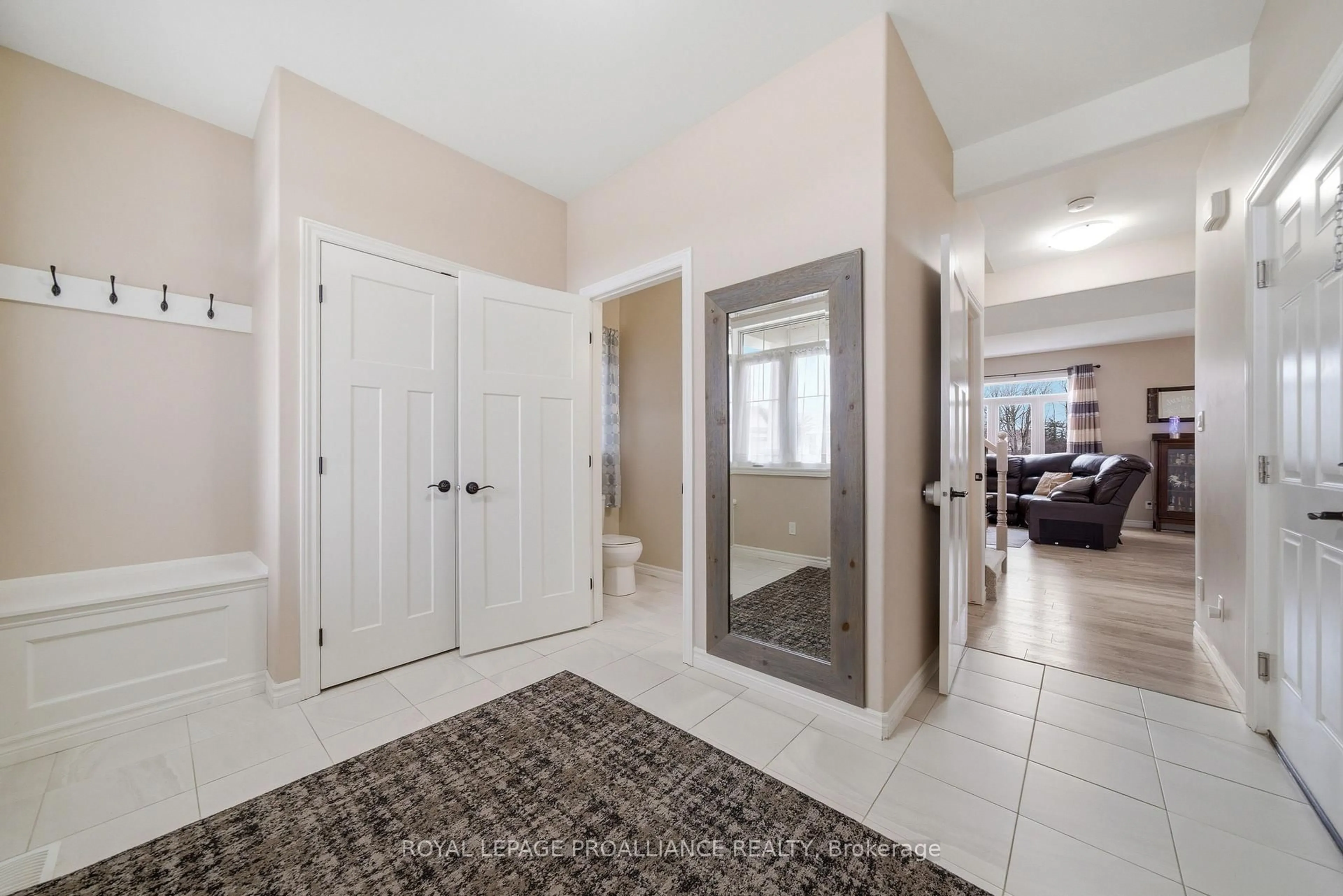 Indoor entryway for 38 Redwood Dr, Belleville Ontario K8N 0K4