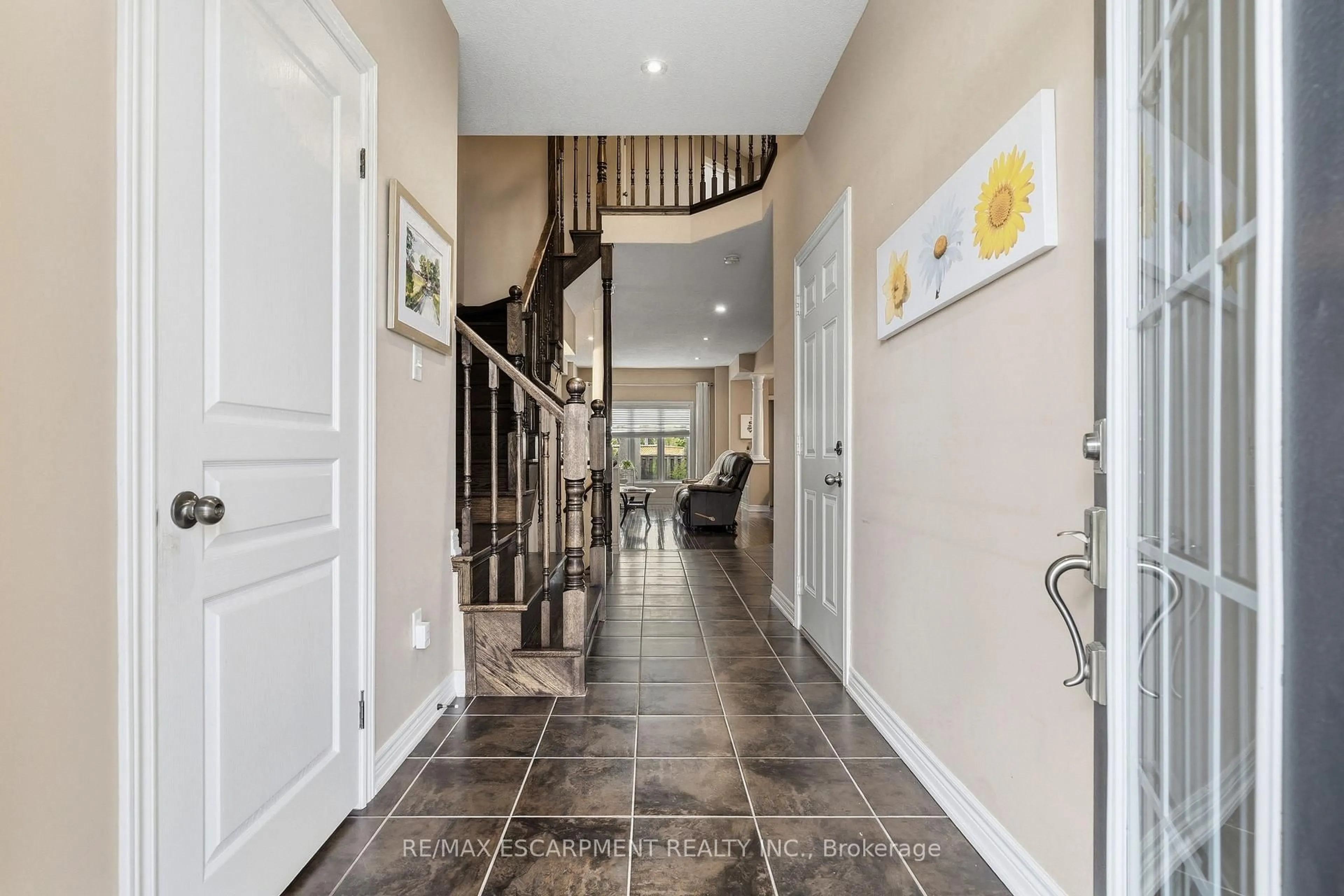 Indoor foyer for 96 Newcombe Rd, Hamilton Ontario L9H 0A6