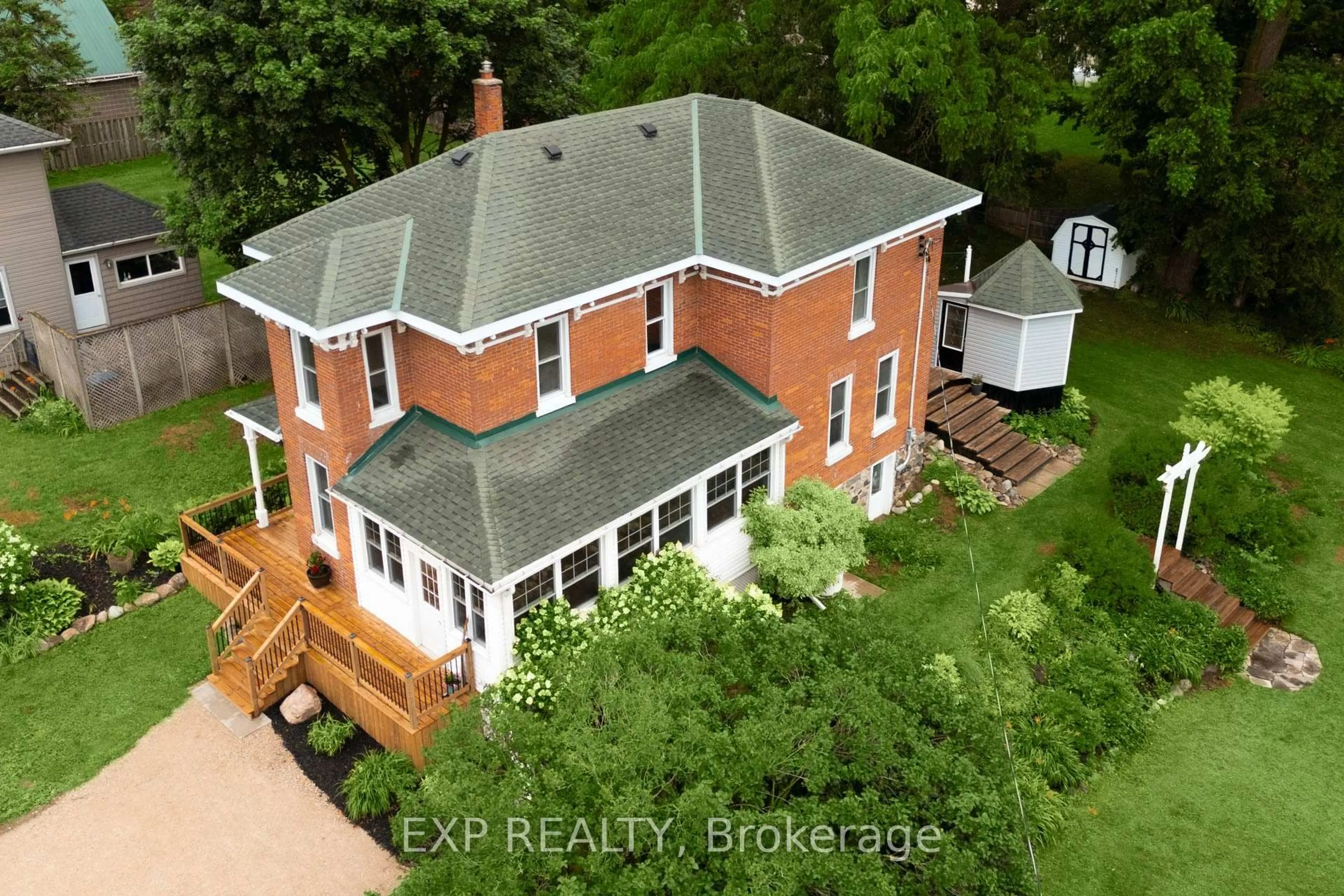 A pic from outside/outdoor area/front of a property/back of a property/a pic from drone, building for 2027 Victoria St, Howick Ontario N0G 1X0