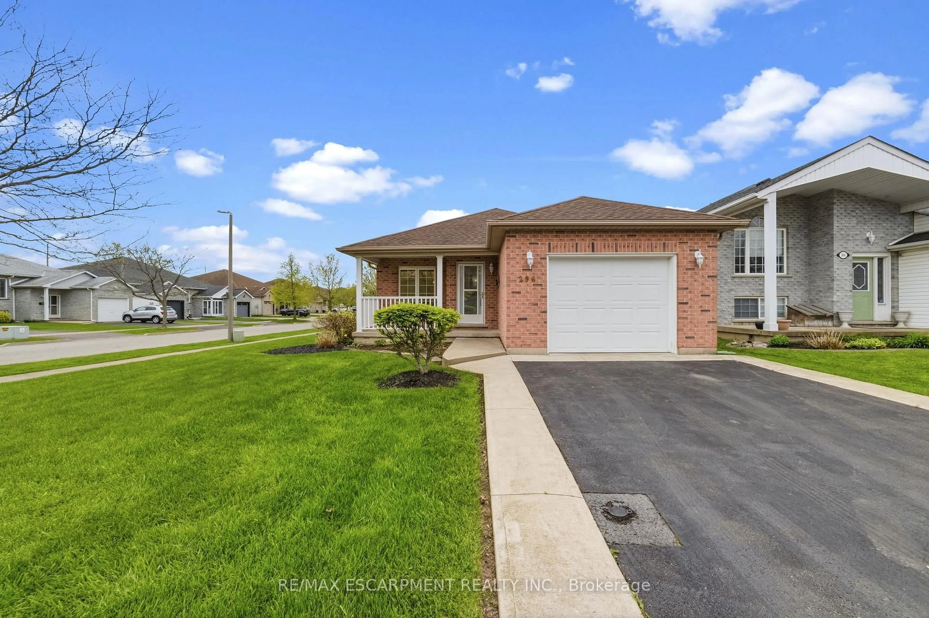 Home with brick exterior material, street for 296 Autumn Cres, Welland Ontario L3C 7K1