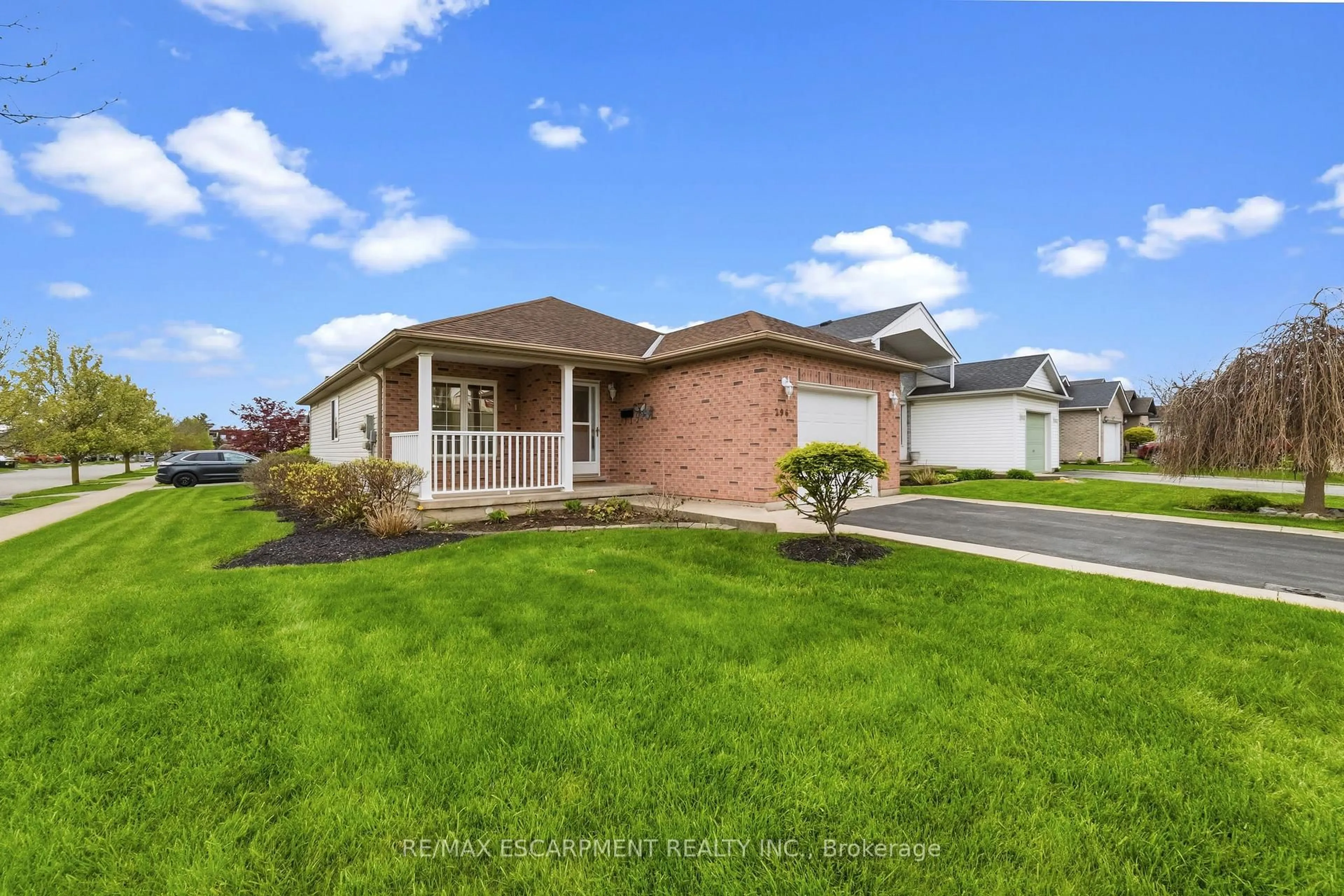 Home with brick exterior material, street for 296 Autumn Cres, Welland Ontario L3C 7K1