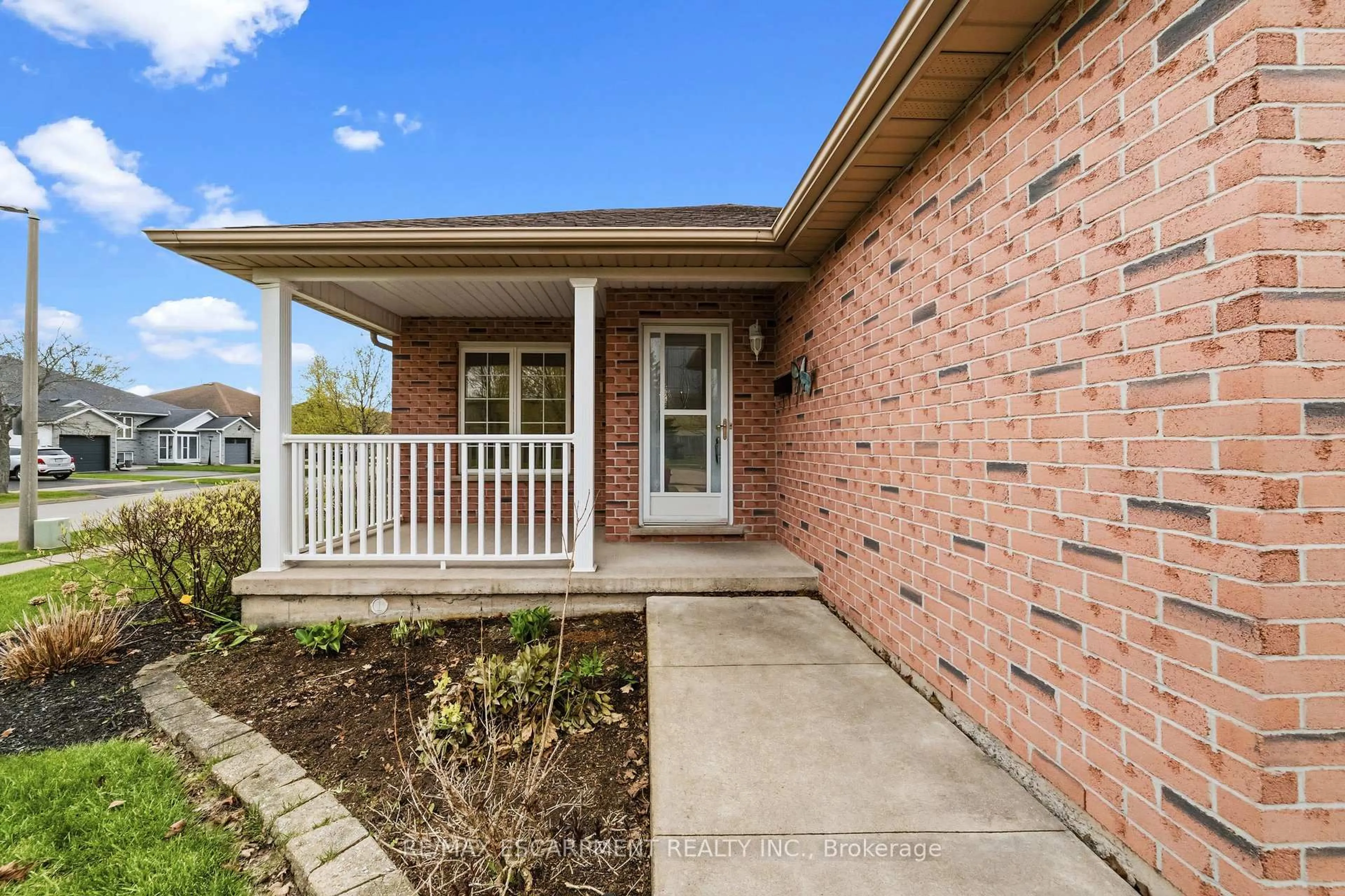 Home with brick exterior material, street for 296 Autumn Cres, Welland Ontario L3C 7K1