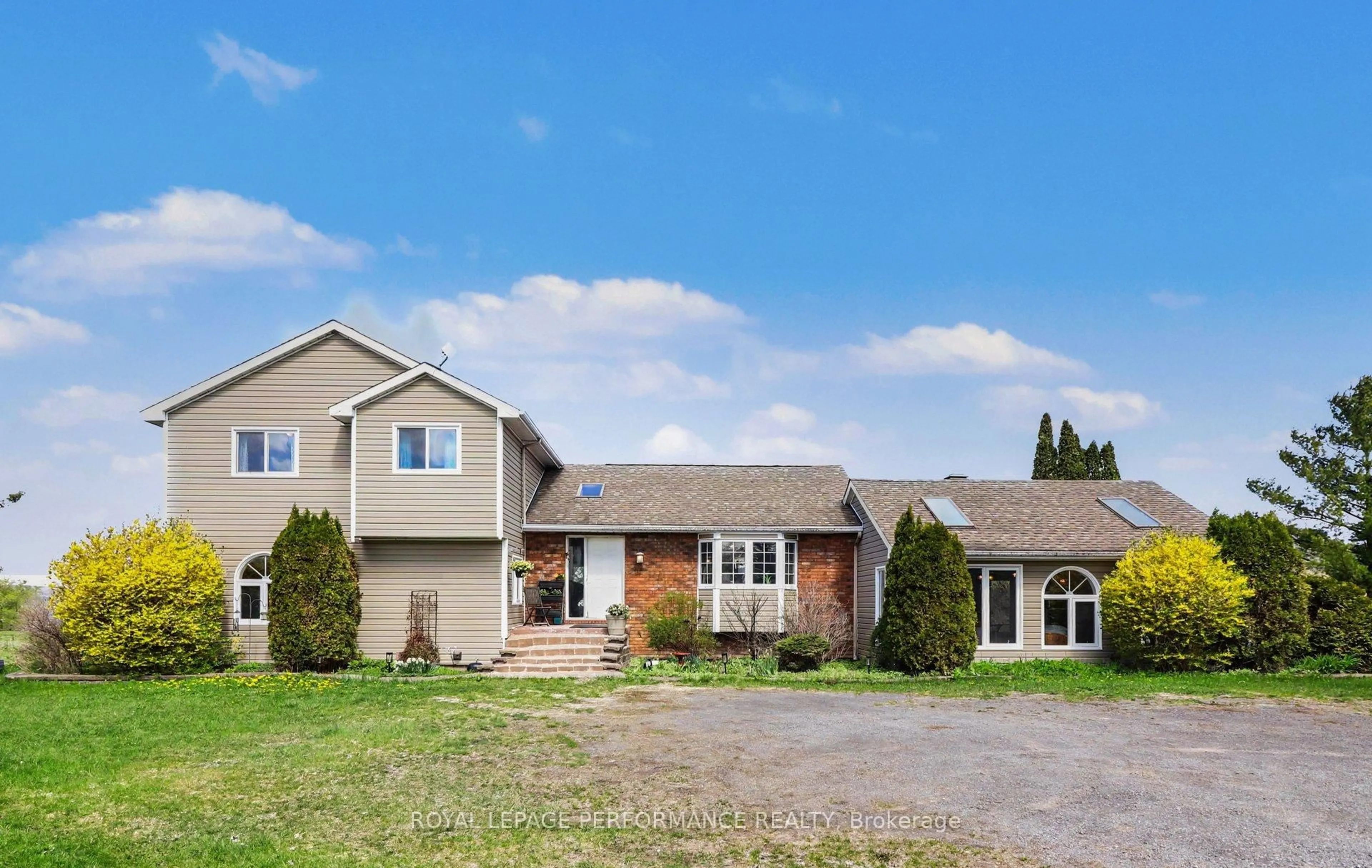 Home with vinyl exterior material, street for 935 Concession 1 Rd, Alfred and Plantagenet Ontario K0B 1J0