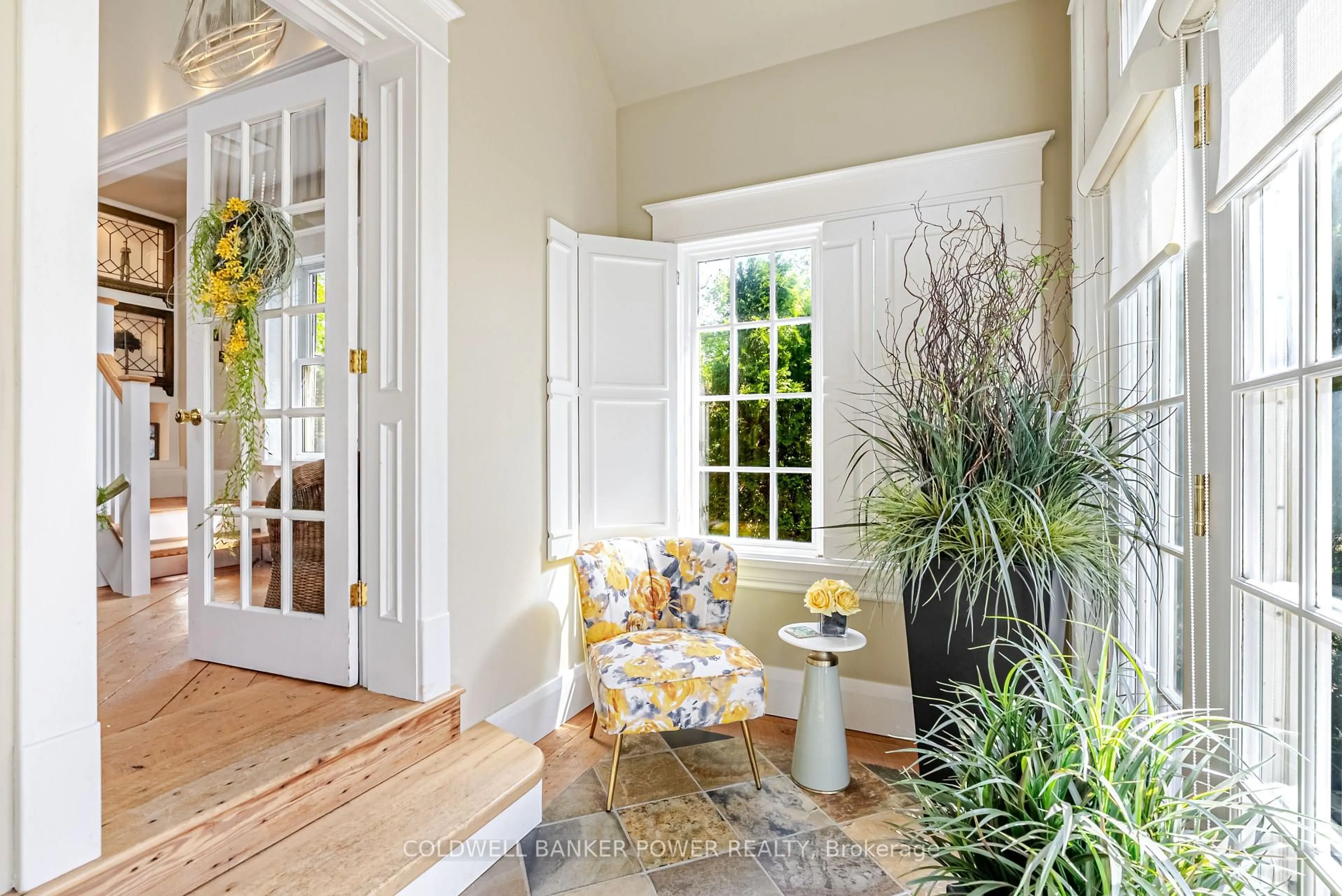 Indoor entryway for 74 Victoria St, London East Ontario N6A 2B4