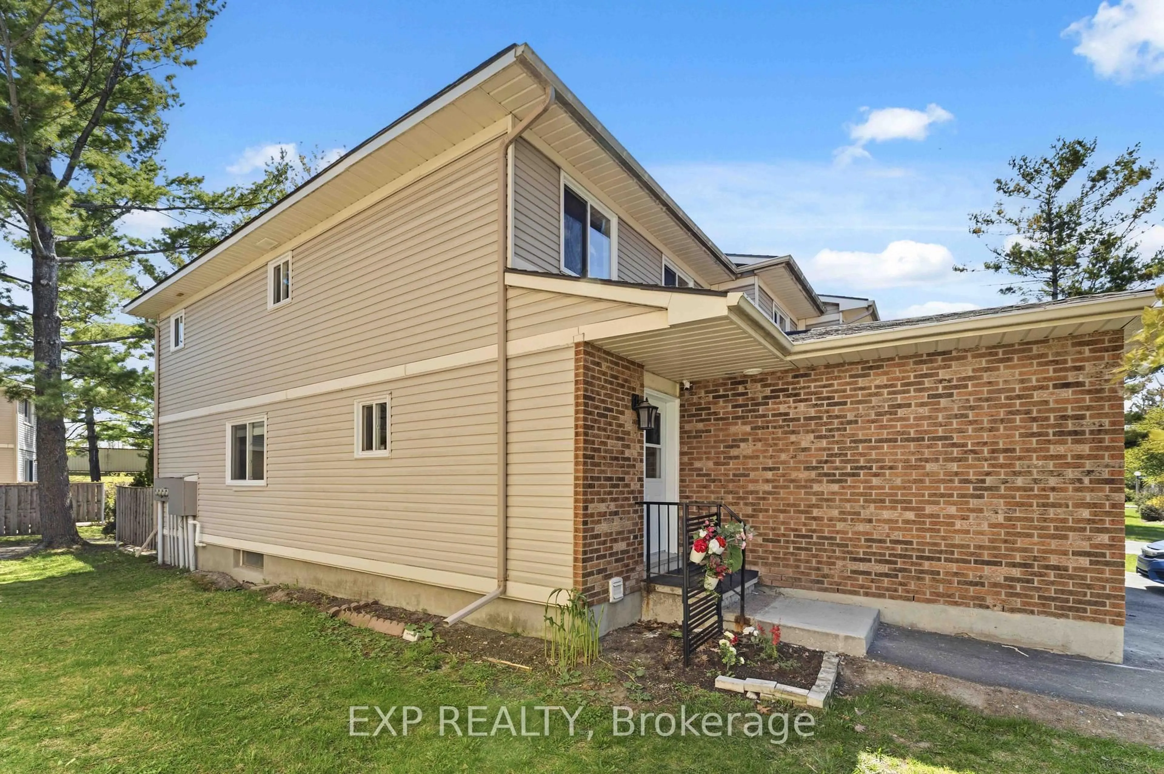 A pic from outside/outdoor area/front of a property/back of a property/a pic from drone, building for 146 Valley Stream Dr #D, Ottawa Ontario K2H 9C6