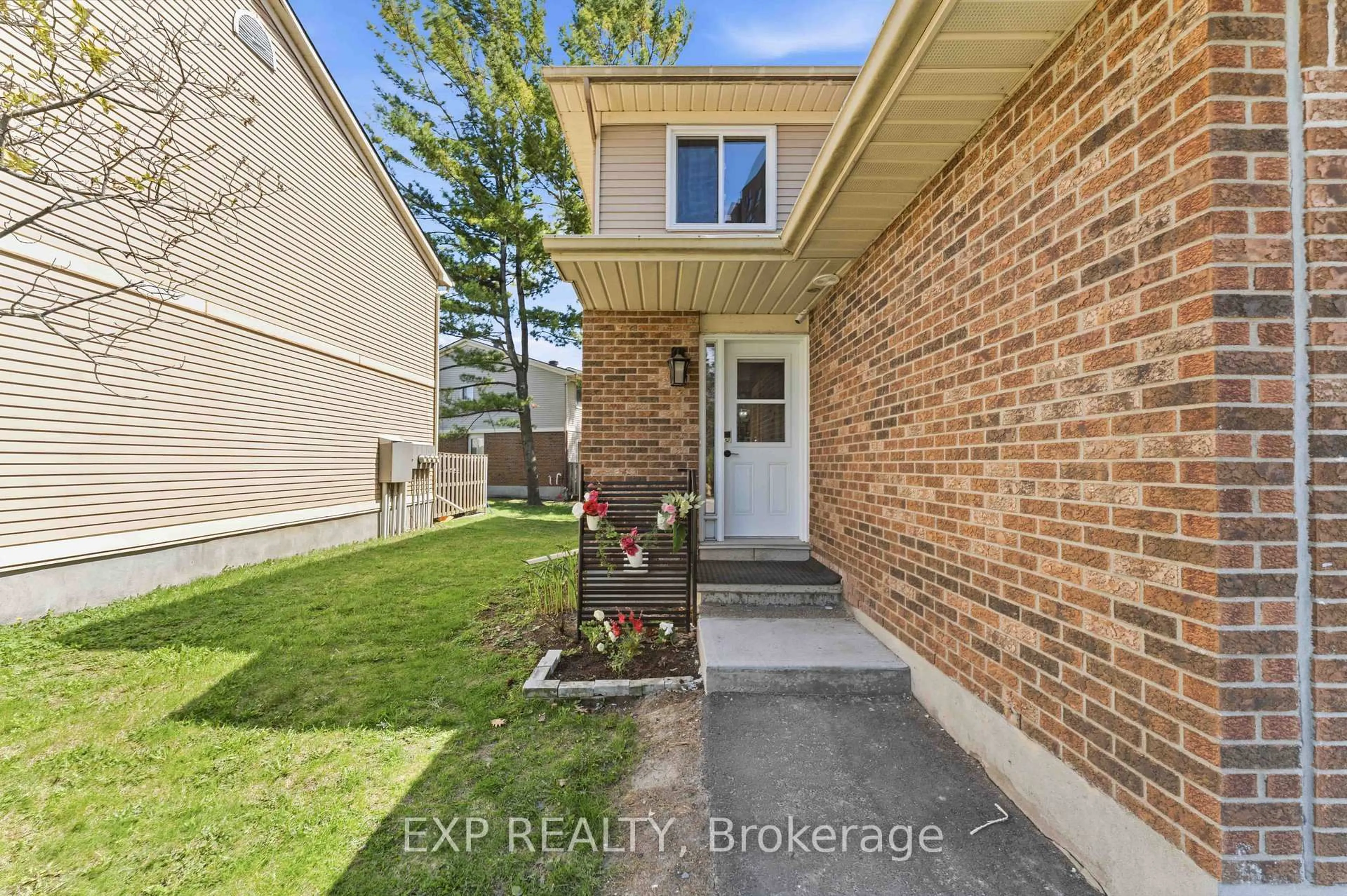 Indoor entryway for 146 Valley Stream Dr #D, Ottawa Ontario K2H 9C6