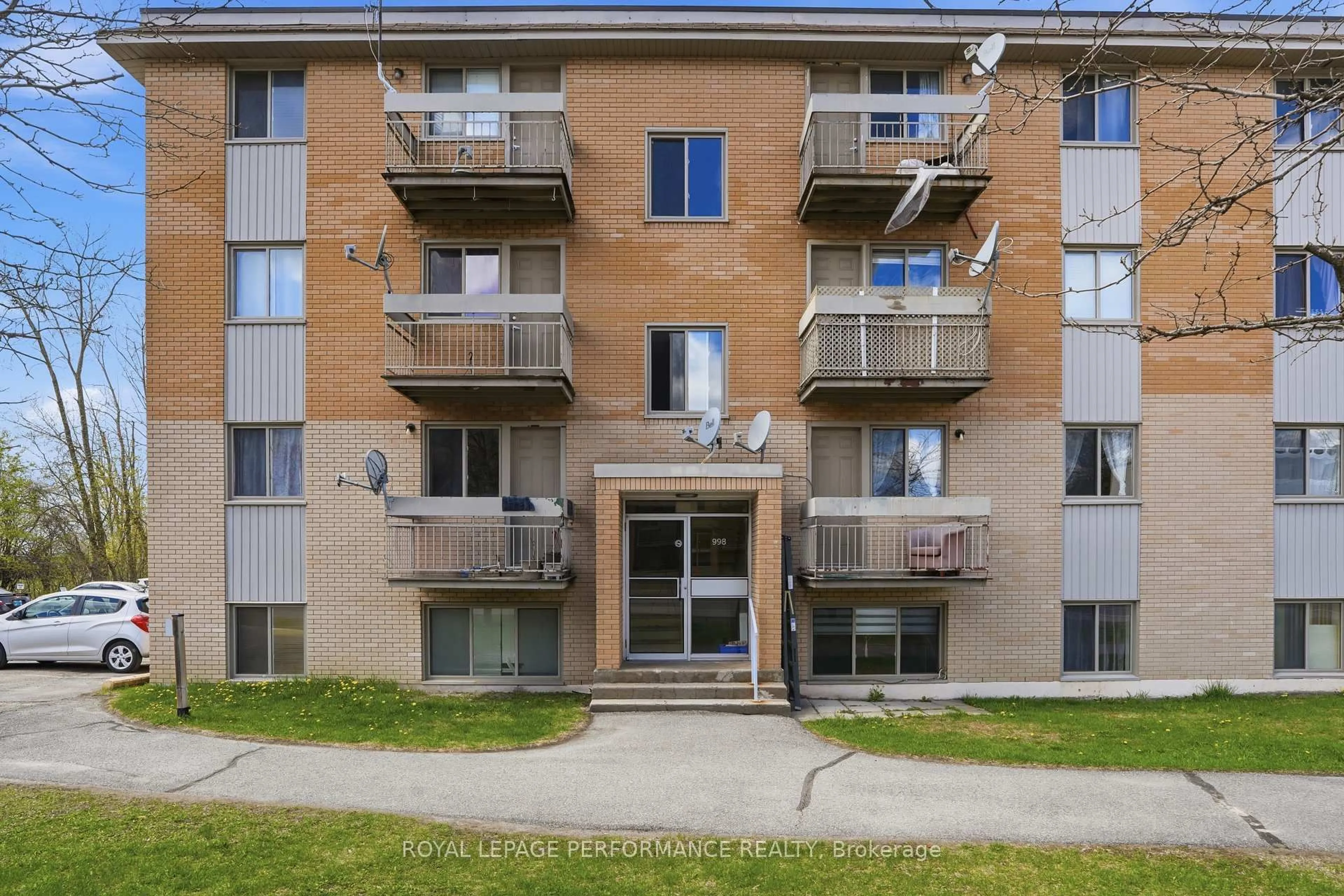 Patio, building for 998 Cartier Blvd #8, Hawkesbury Ontario K6A 1W7