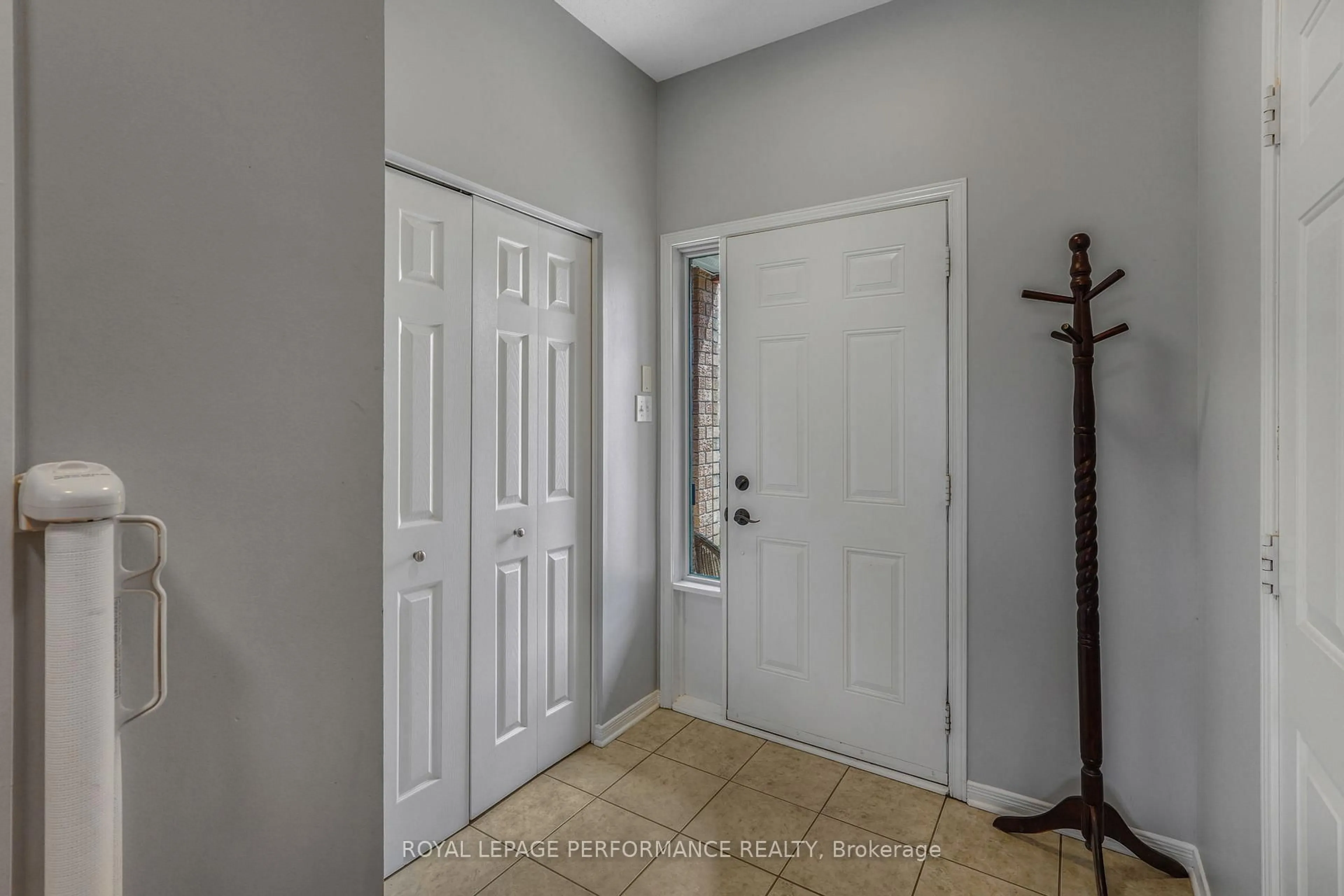 Indoor entryway for 172 Colliston Cres, Ottawa Ontario K1V 2J5