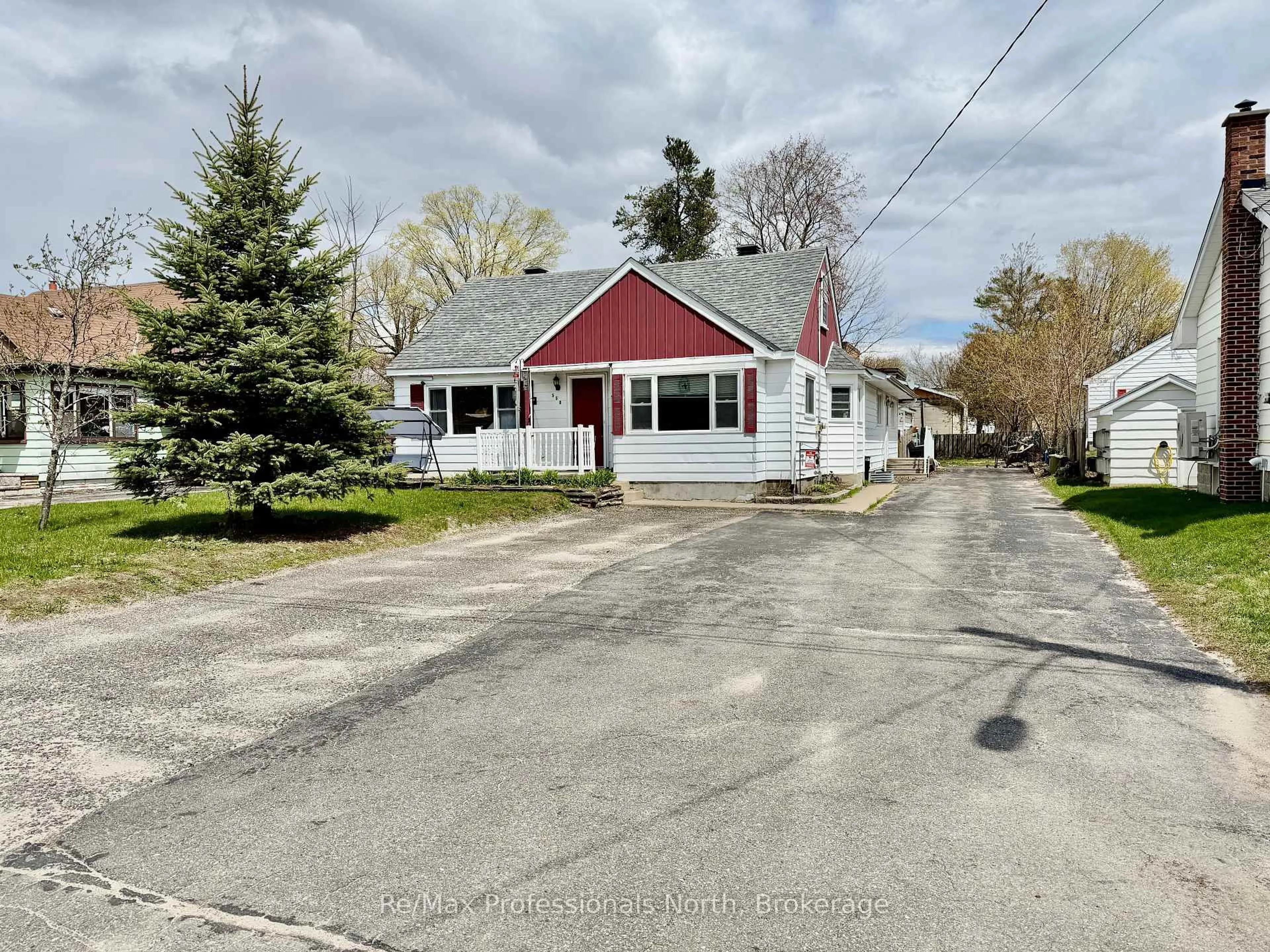 A pic from outside/outdoor area/front of a property/back of a property/a pic from drone, street for 550 MARY St, Gravenhurst Ontario P1P 1E8