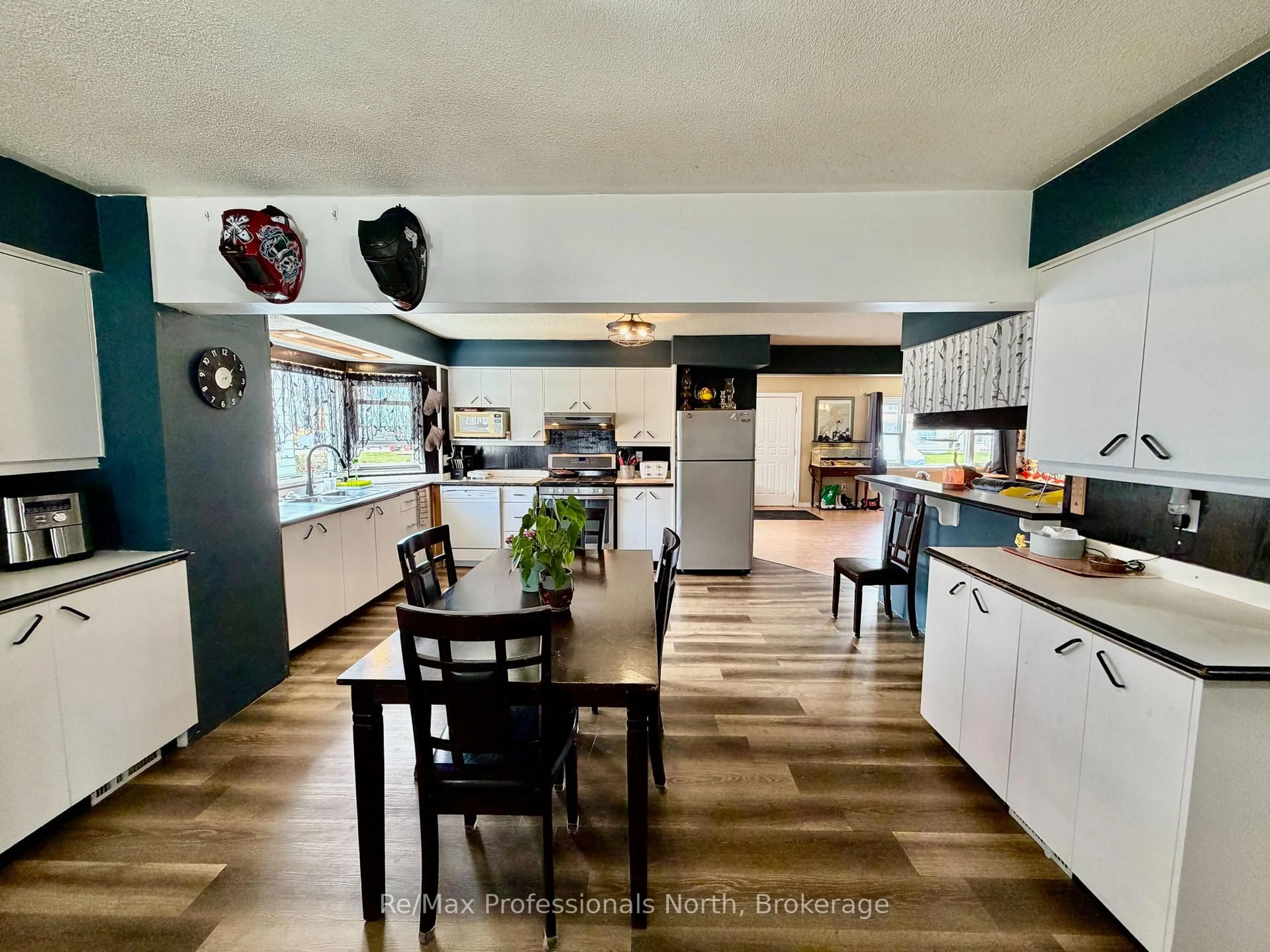Open concept kitchen, unknown for 550 MARY St, Gravenhurst Ontario P1P 1E8