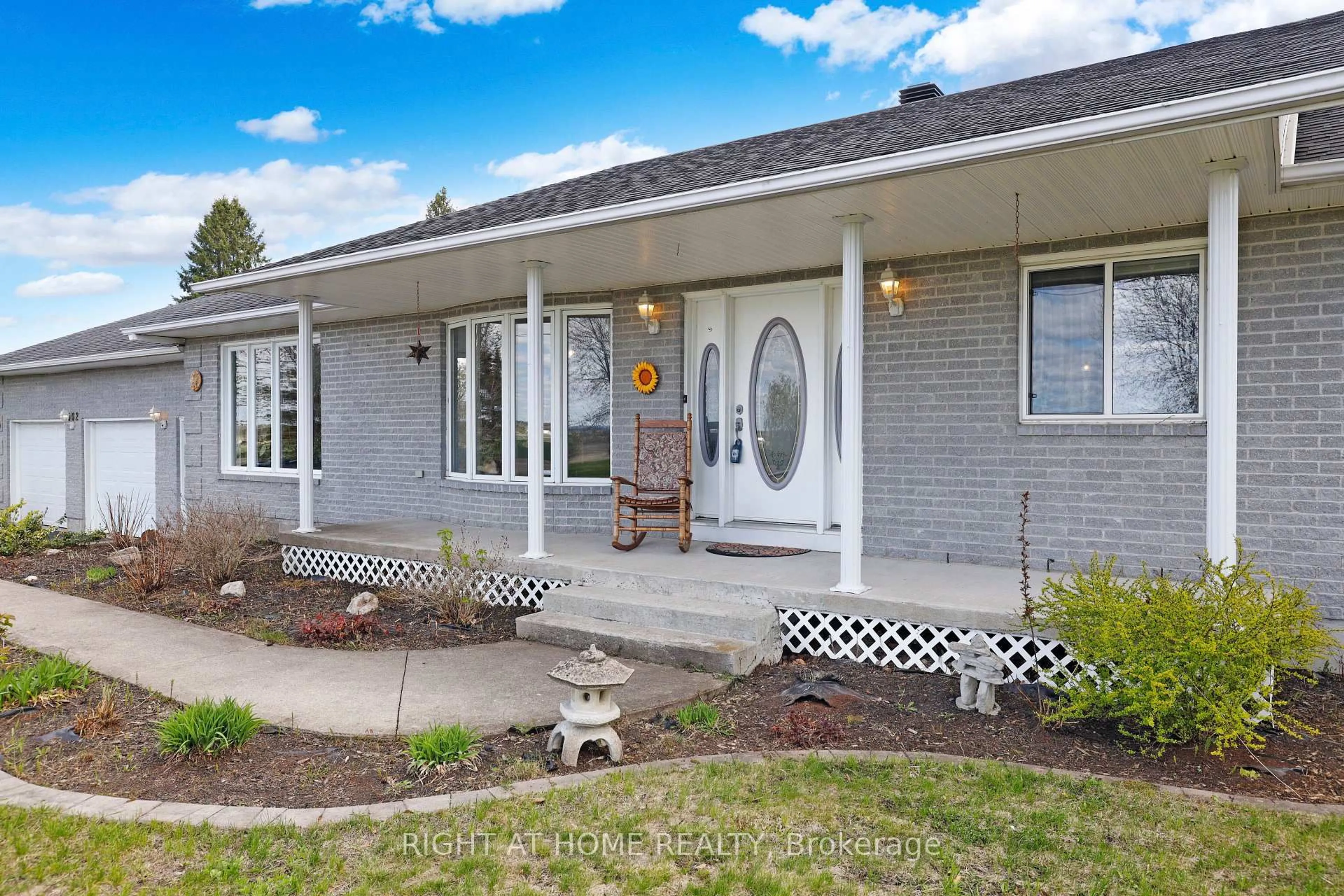 Home with vinyl exterior material, street for 902 Rue Elizabeth St, Alfred and Plantagenet Ontario K0B 1C0