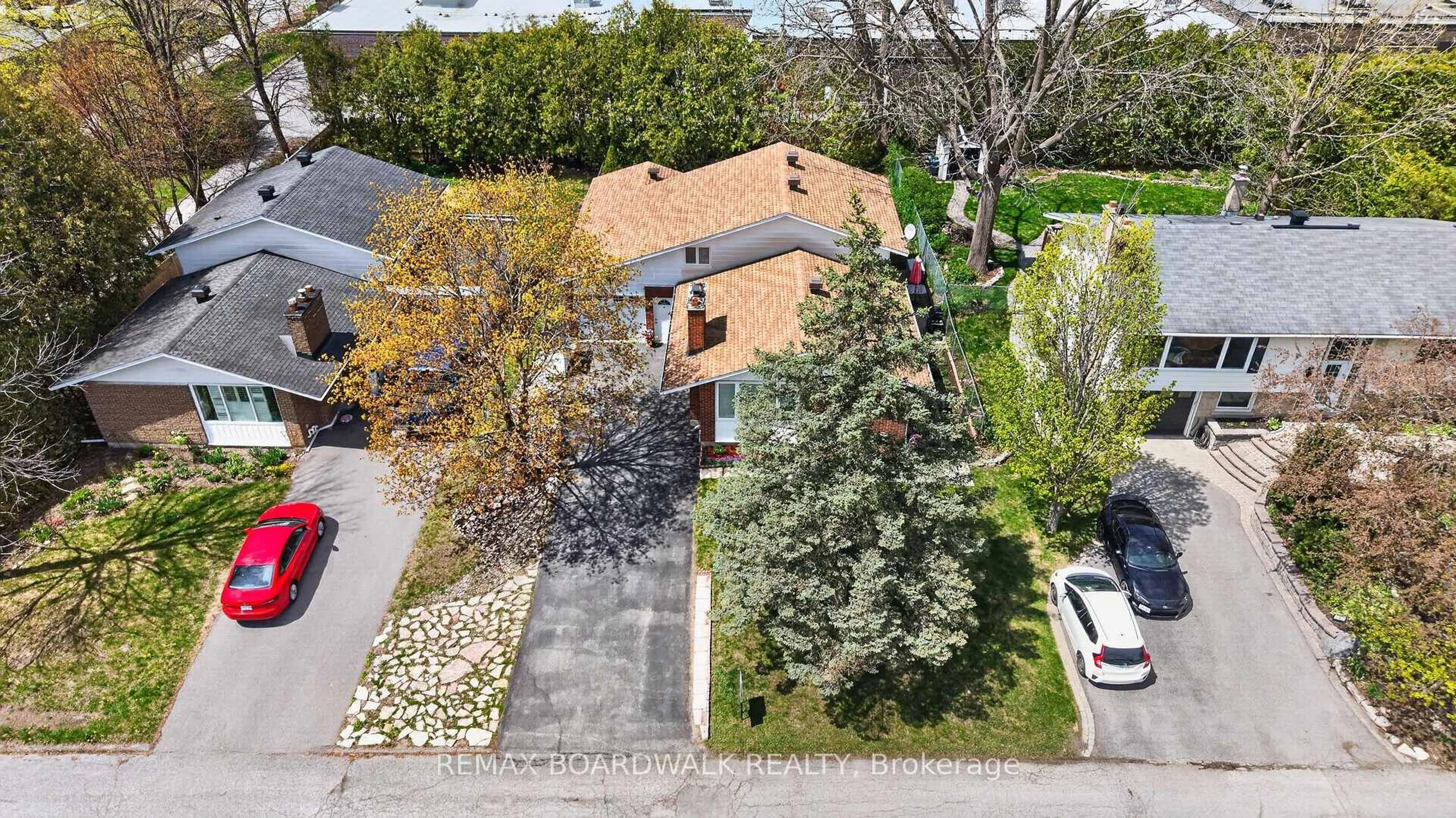 A pic from outside/outdoor area/front of a property/back of a property/a pic from drone, street for 189 BANNING Rd, Ottawa Ontario K2L 1C5