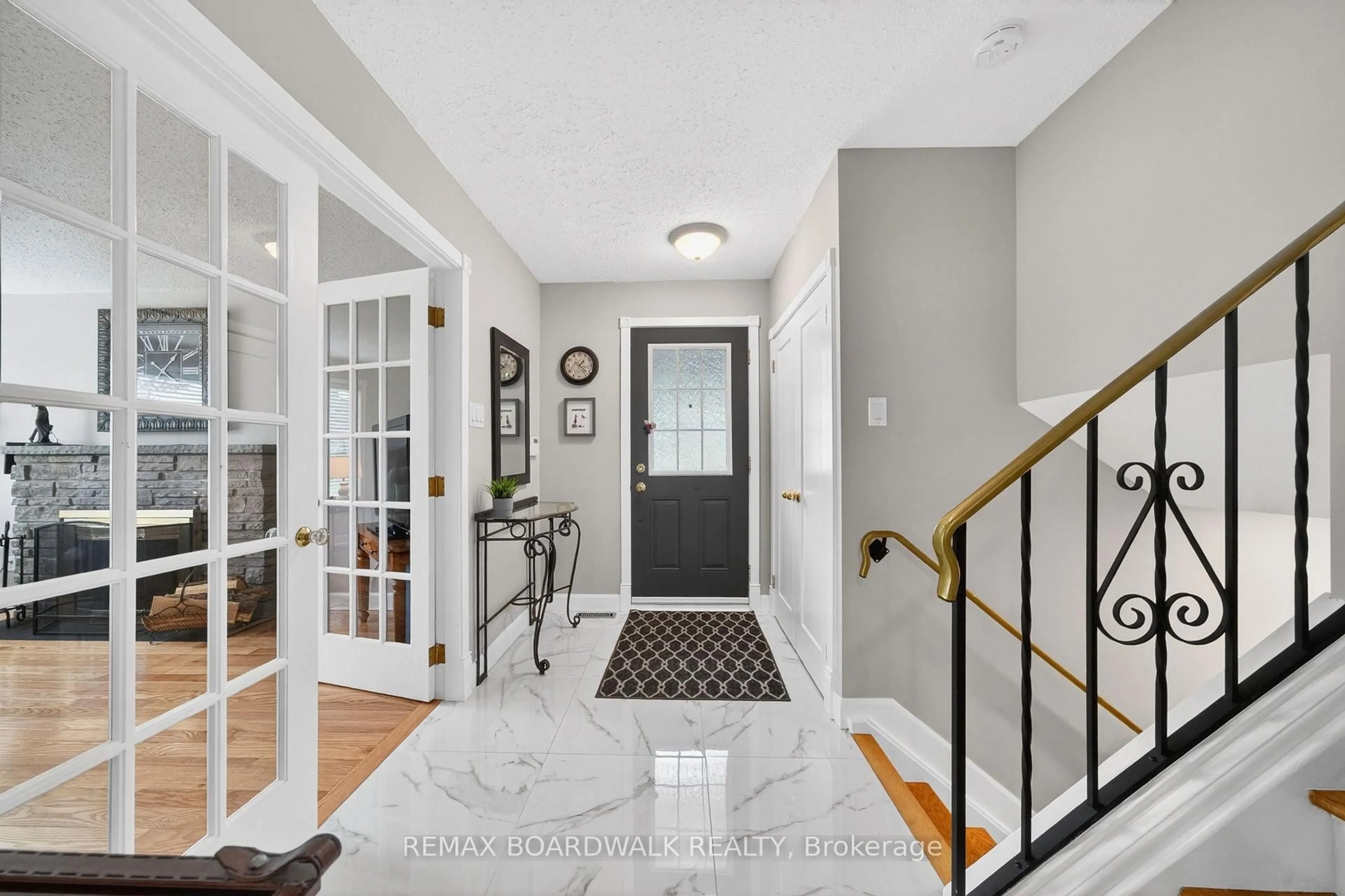 Indoor entryway for 189 BANNING Rd, Ottawa Ontario K2L 1C5