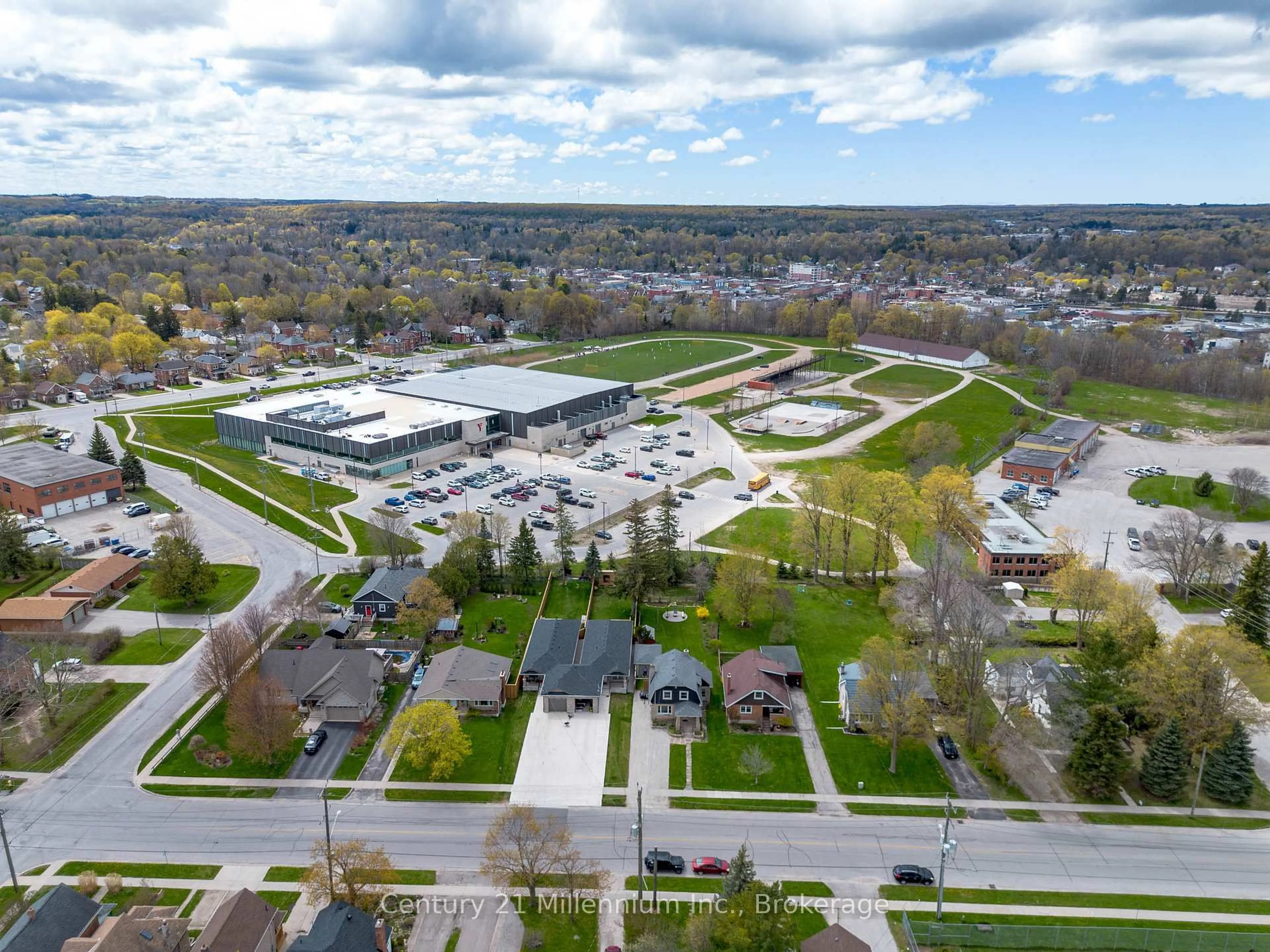 A pic from outside/outdoor area/front of a property/back of a property/a pic from drone, street for 745 15th St, Owen Sound Ontario N4K 1X5