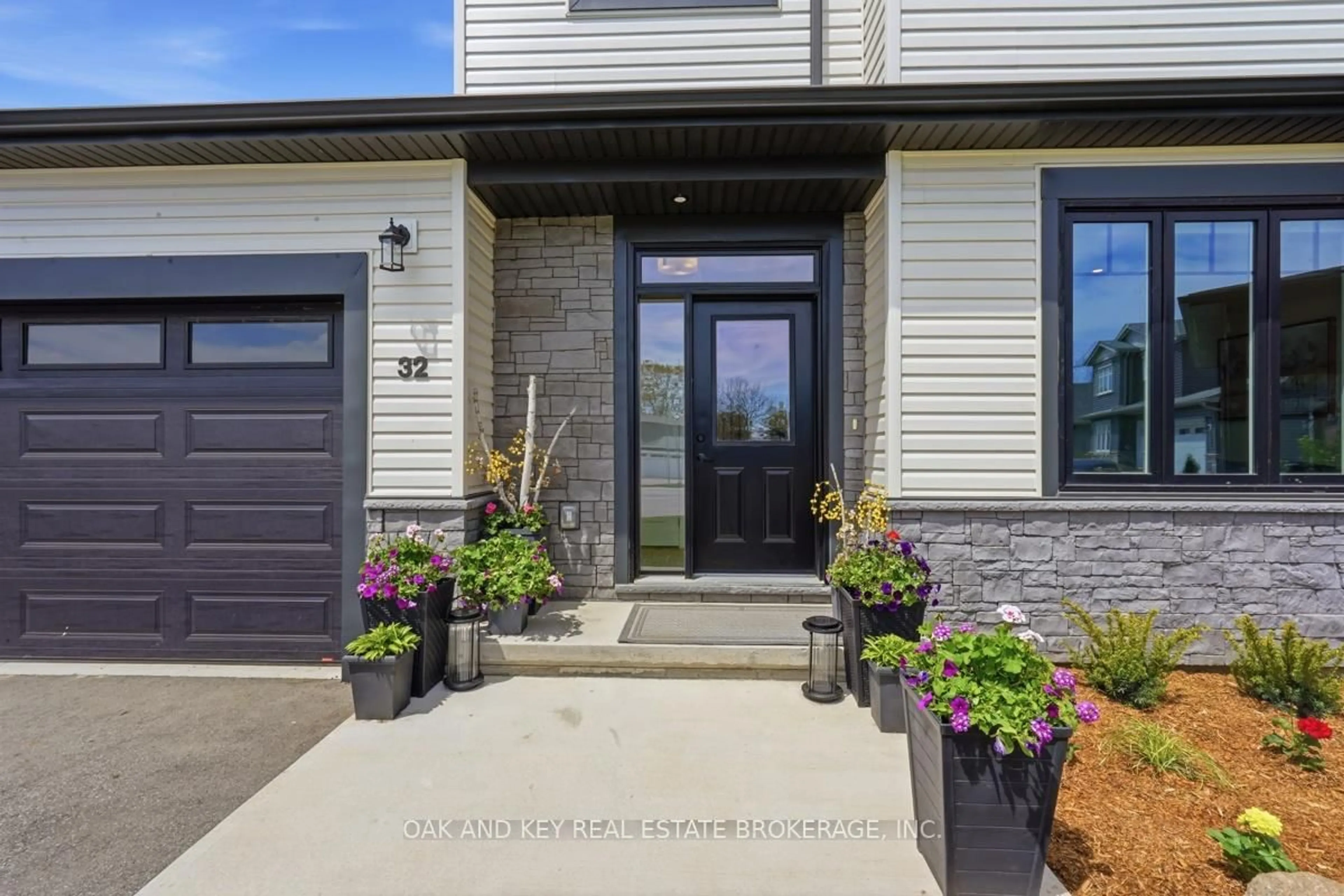 Indoor entryway for 32 Helen Crt, Central Elgin Ontario N0L 1B0