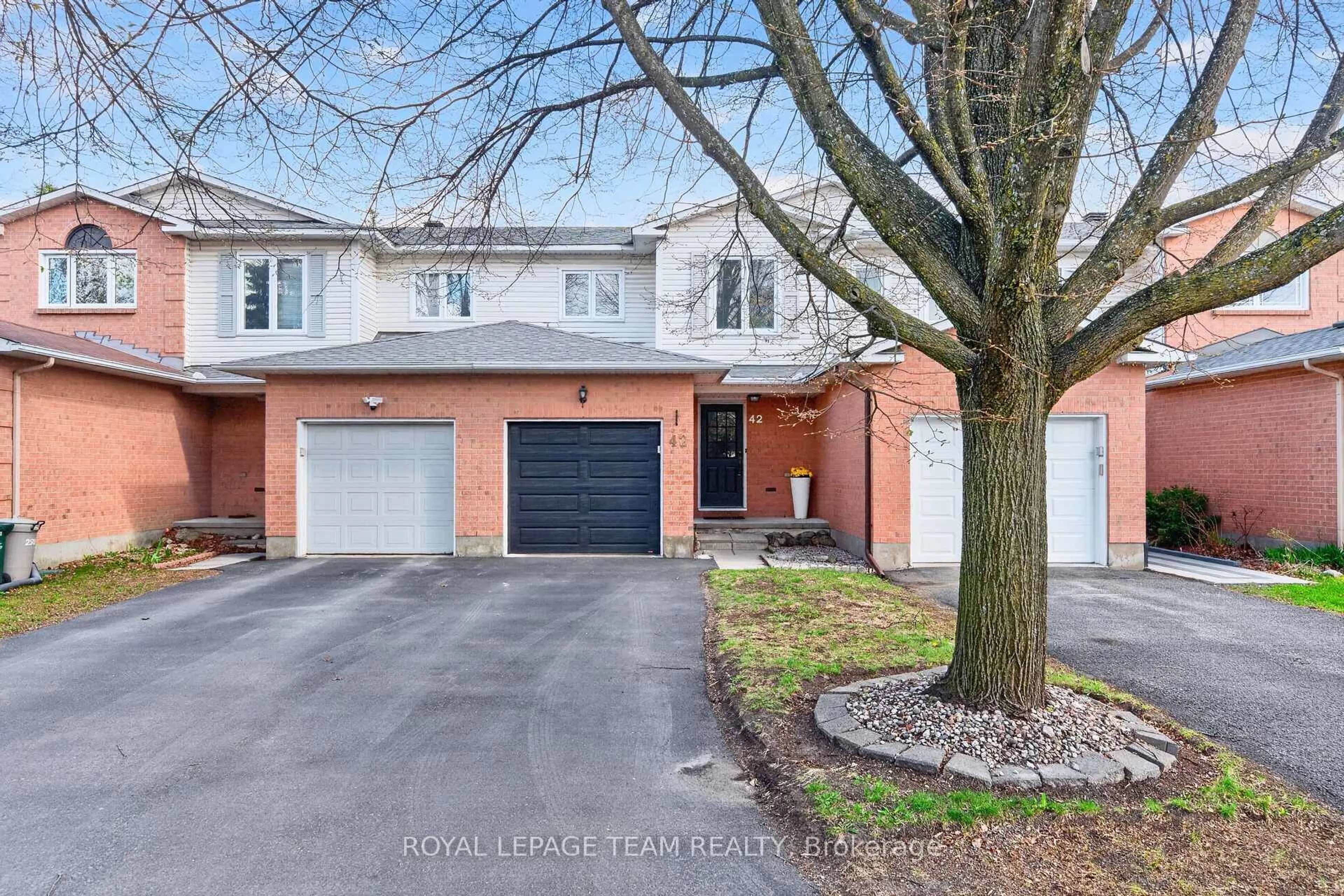 A pic from outside/outdoor area/front of a property/back of a property/a pic from drone, street for 42 Baton Crt, Kanata Ontario K2L 4C8