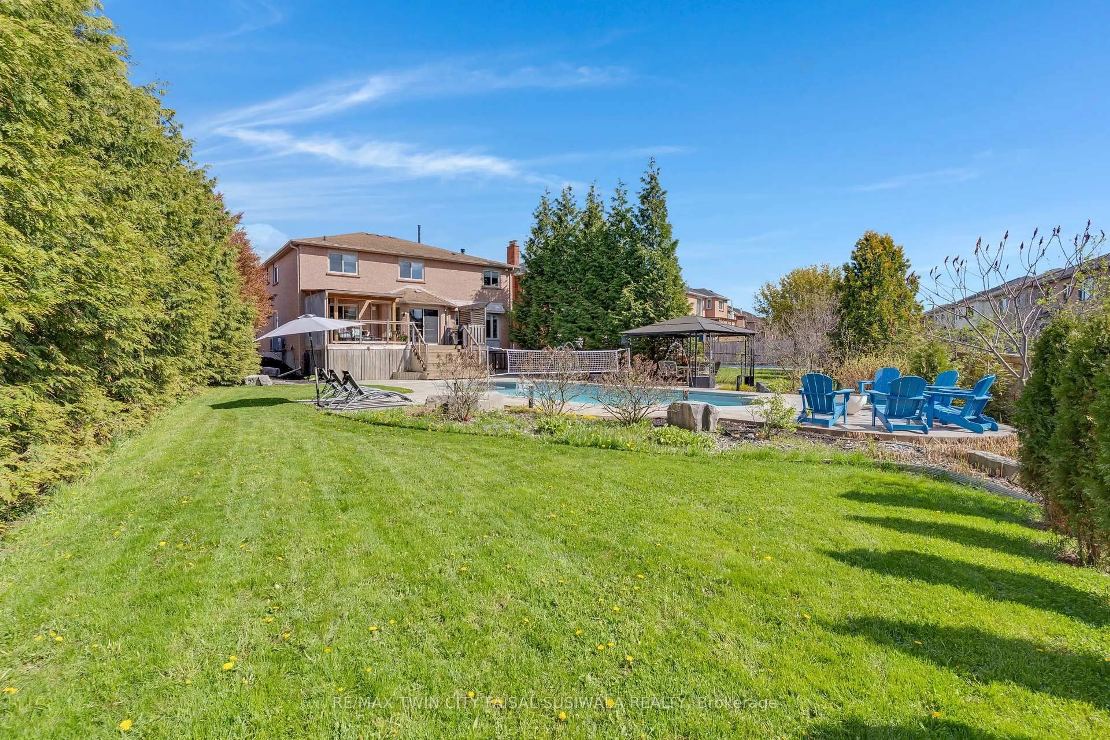 A pic from outside/outdoor area/front of a property/back of a property/a pic from drone, water/lake/river/ocean view for 667 Burnett Ave, Cambridge Ontario N1T 1P1