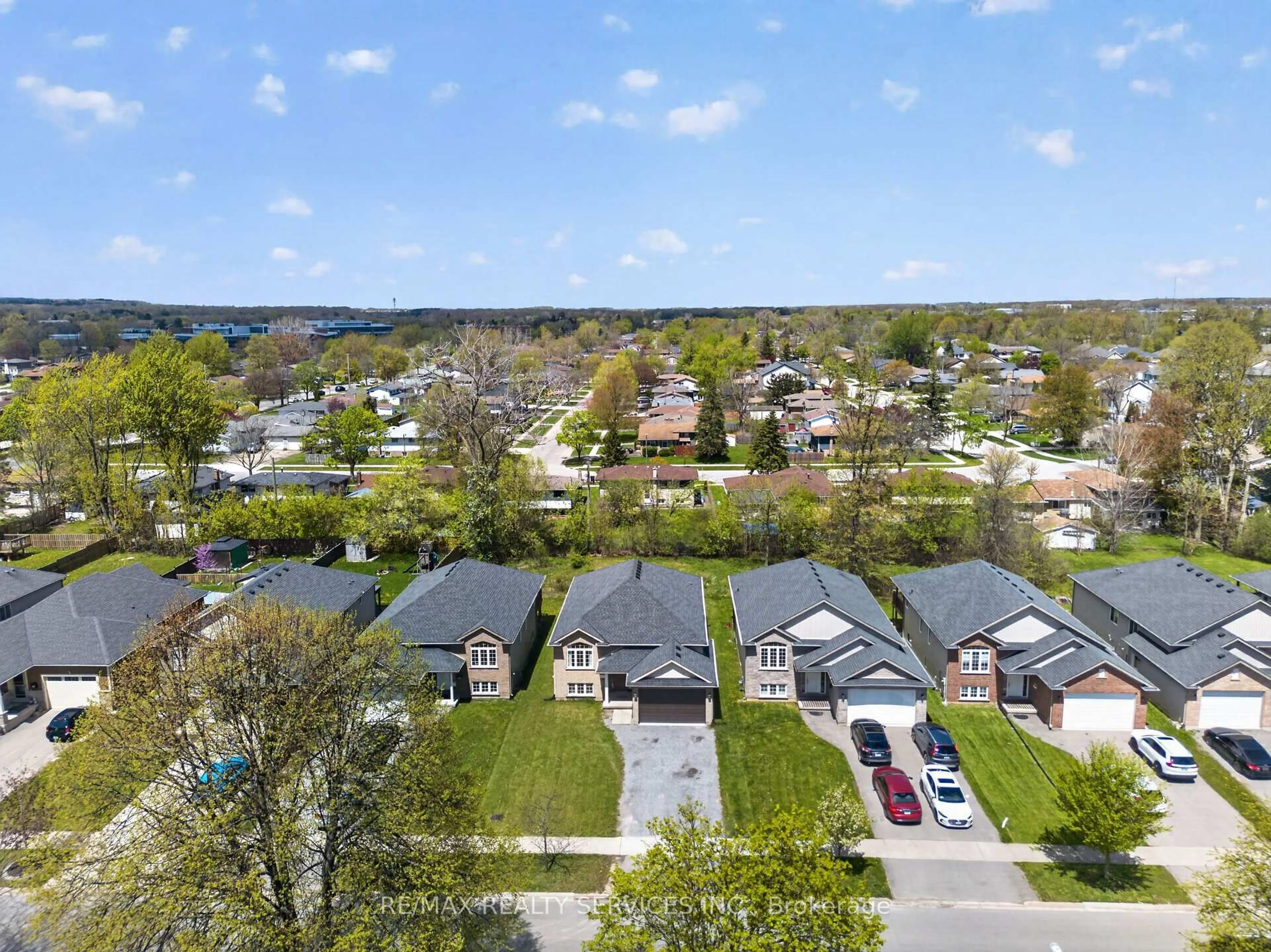 A pic from outside/outdoor area/front of a property/back of a property/a pic from drone, street for 26 Trent Ave, Welland Ontario L3C 5Y2